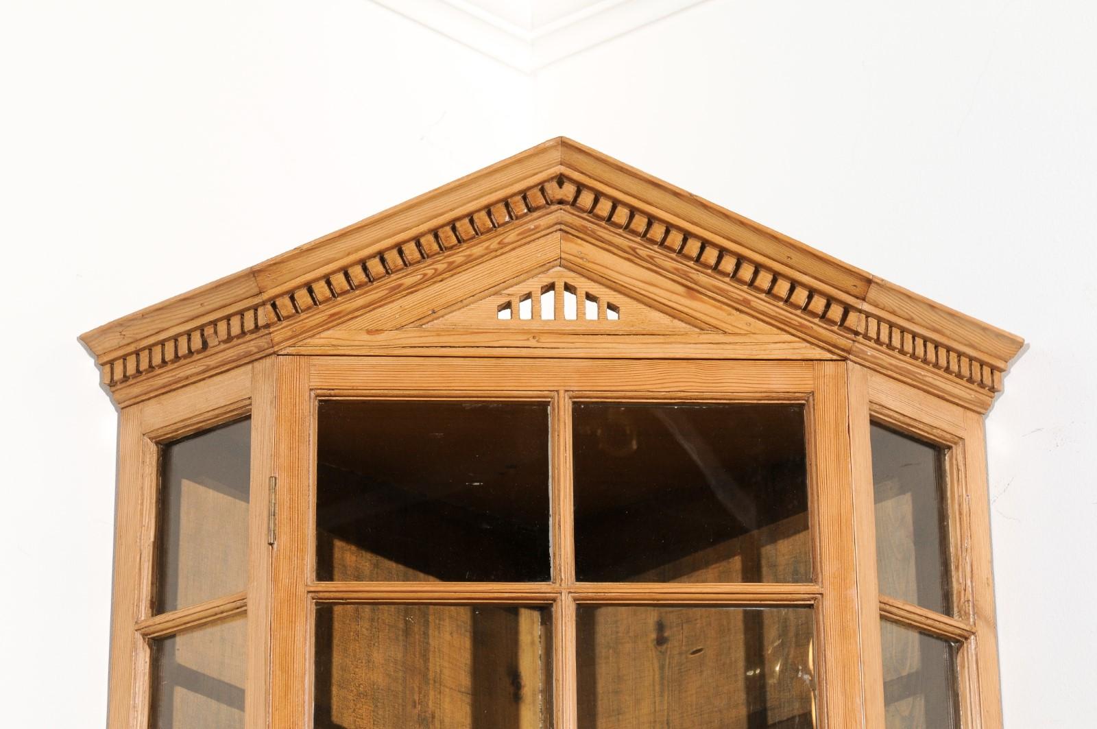Armoire d'angle suspendue en pin des années 1875 avec fronton pointu et portes en verre Bon état - En vente à Atlanta, GA