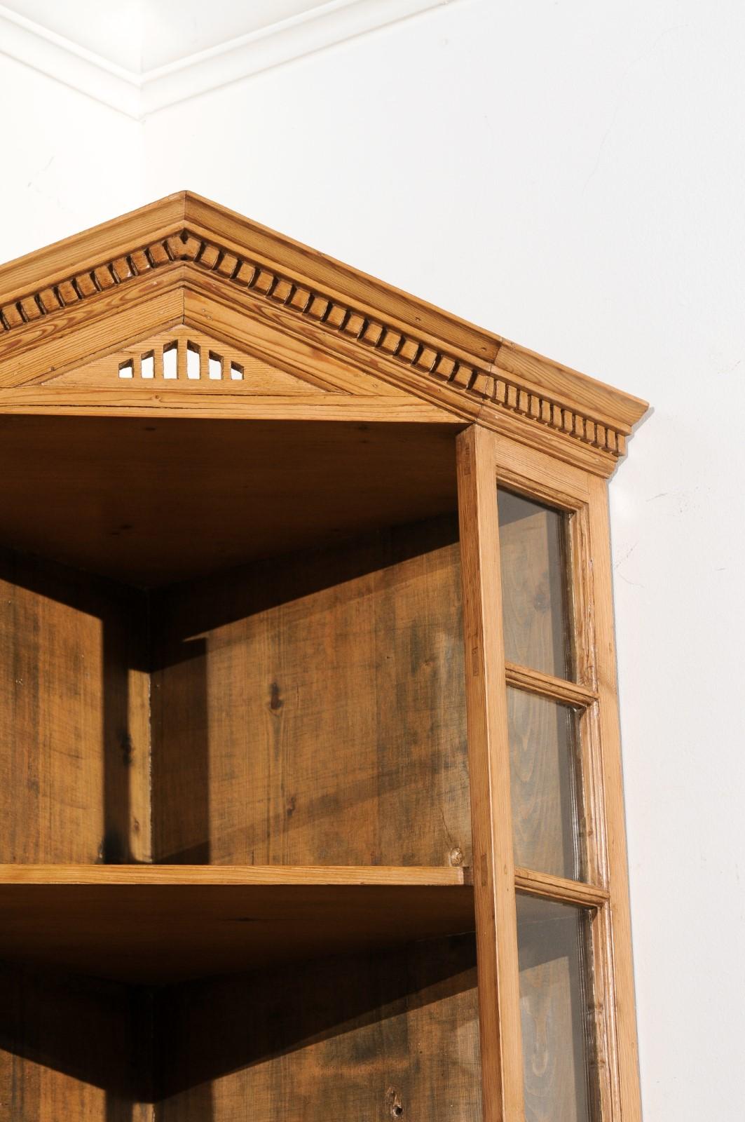 Armoire d'angle suspendue en pin des années 1875 avec fronton pointu et portes en verre en vente 2
