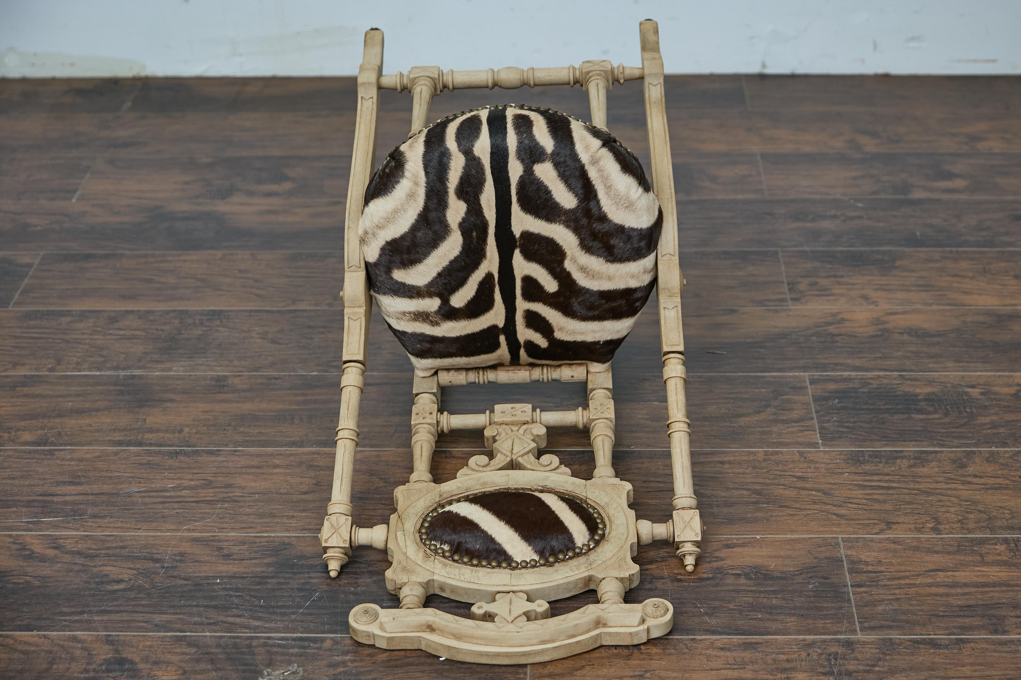 Englisch 1880s Aesthetic Movement geschnitzt OAK Stuhl mit Zebra-Polsterung im Angebot 6