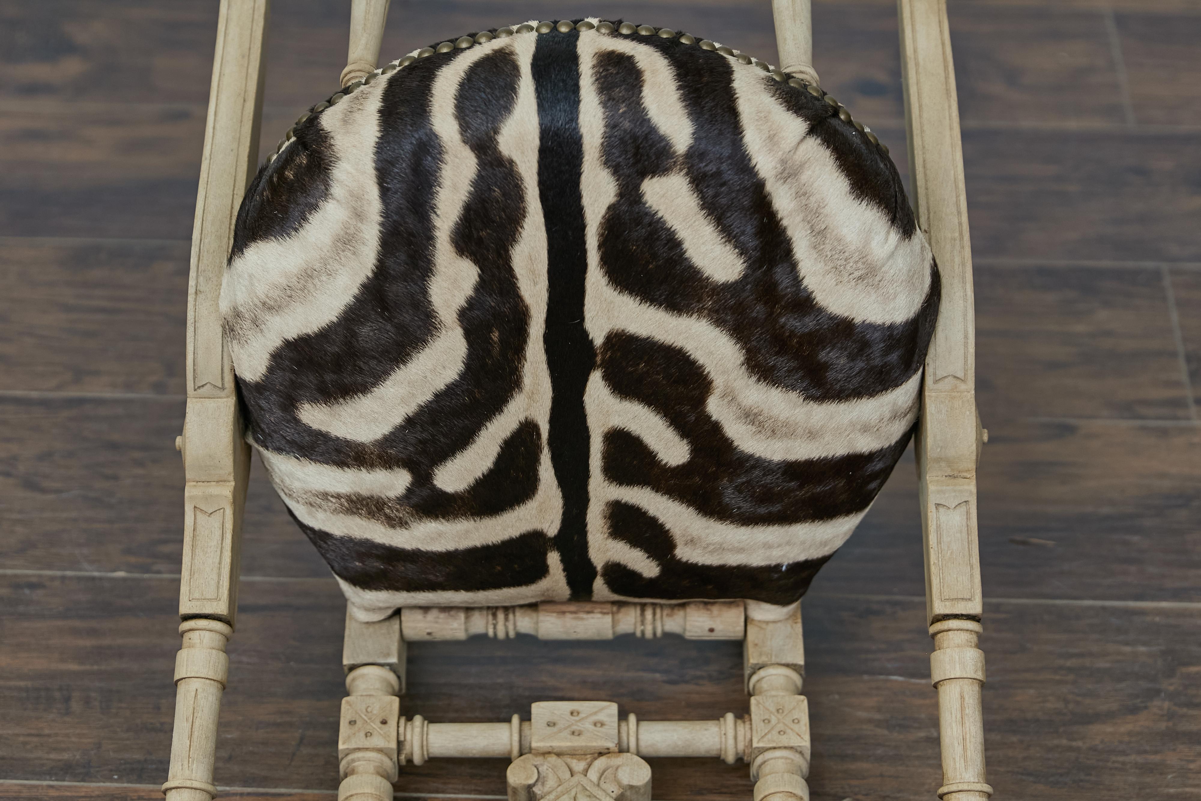Englisch 1880s Aesthetic Movement geschnitzt OAK Stuhl mit Zebra-Polsterung im Angebot 7