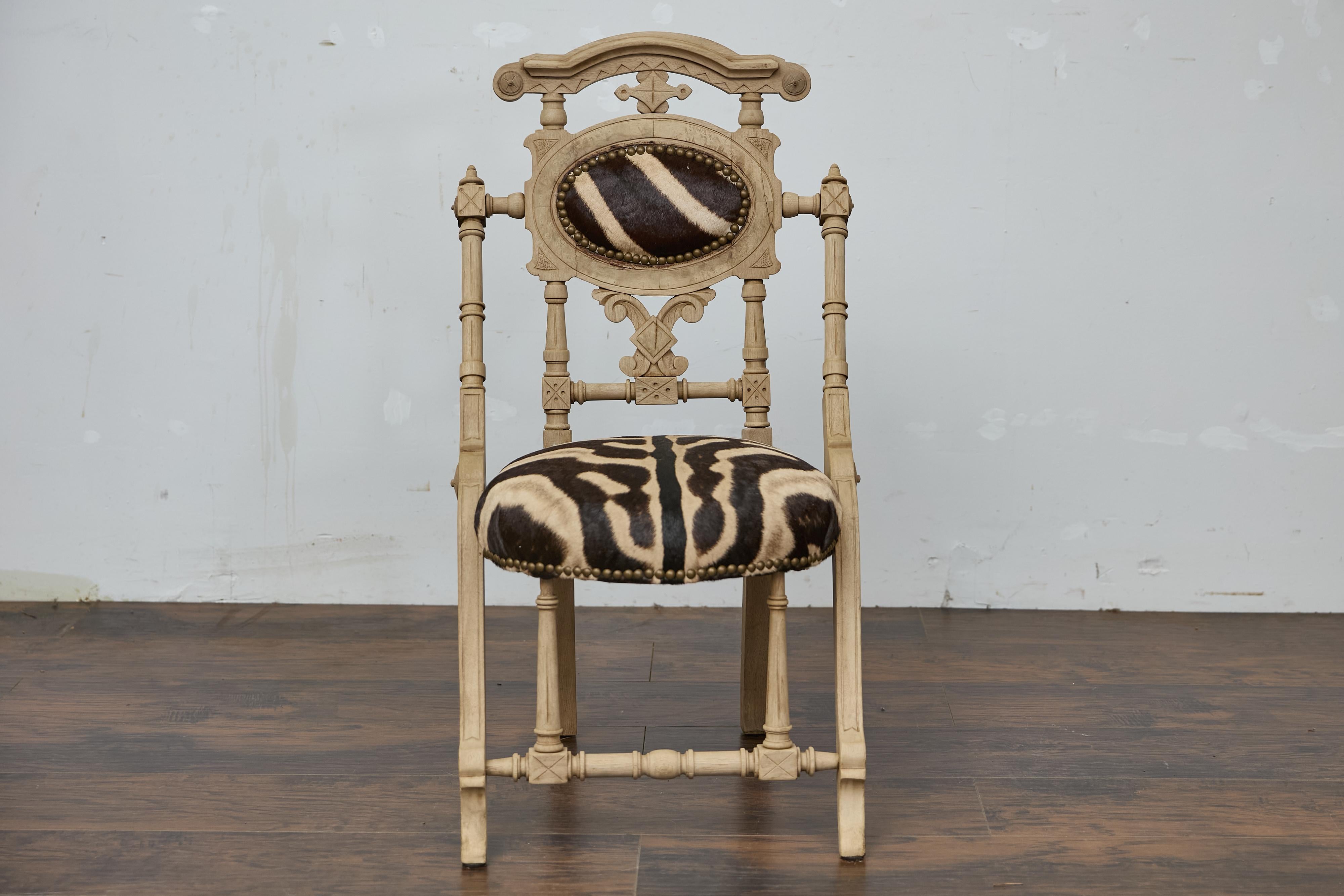 Englisch 1880s Aesthetic Movement geschnitzt OAK Stuhl mit Zebra-Polsterung im Angebot 8