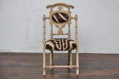 Englisch 1880s Aesthetic Movement geschnitzt OAK Stuhl mit Zebra-Polsterung