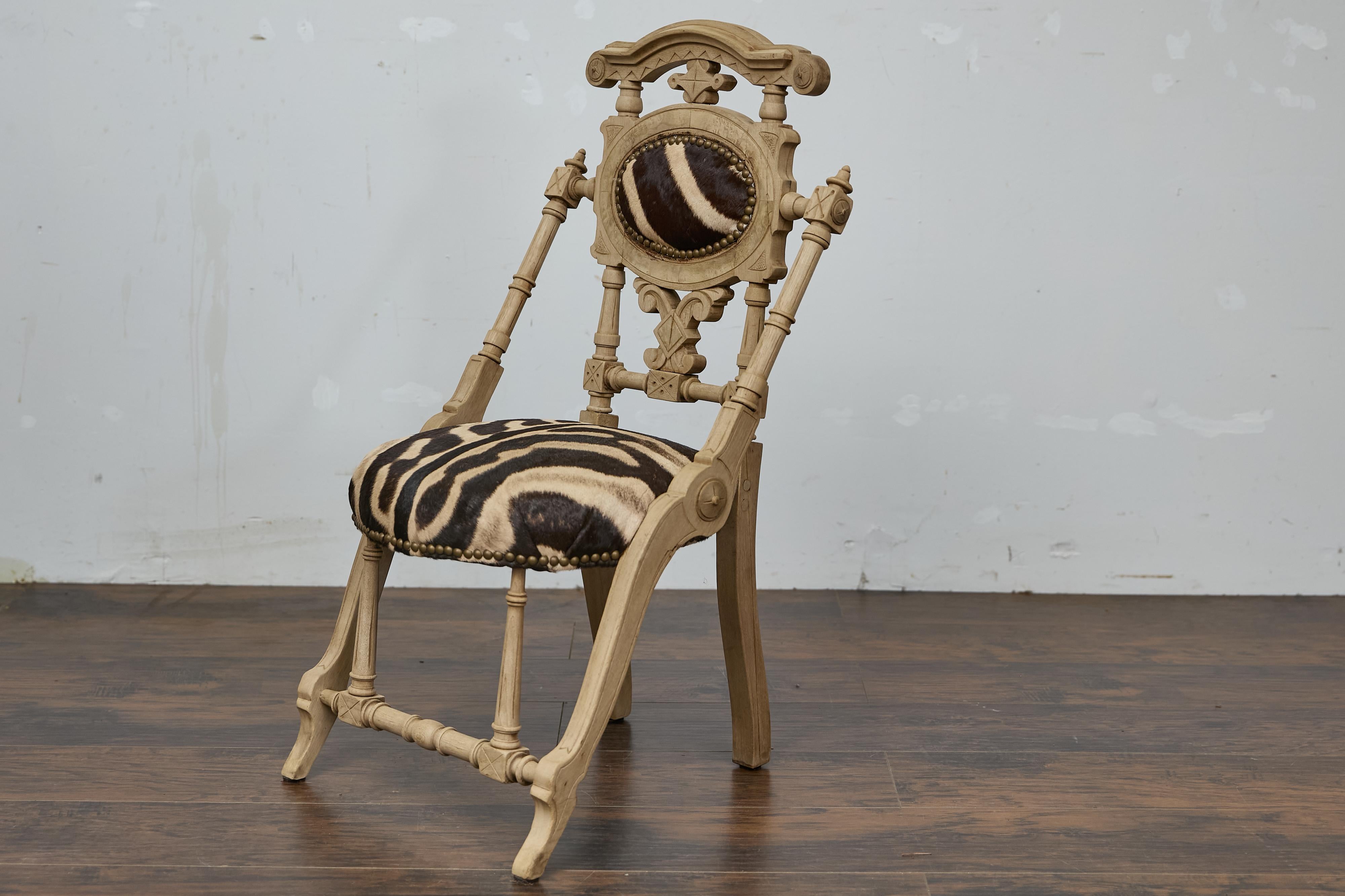Englisch 1880s Aesthetic Movement geschnitzt OAK Stuhl mit Zebra-Polsterung (Ästhetizismus) im Angebot