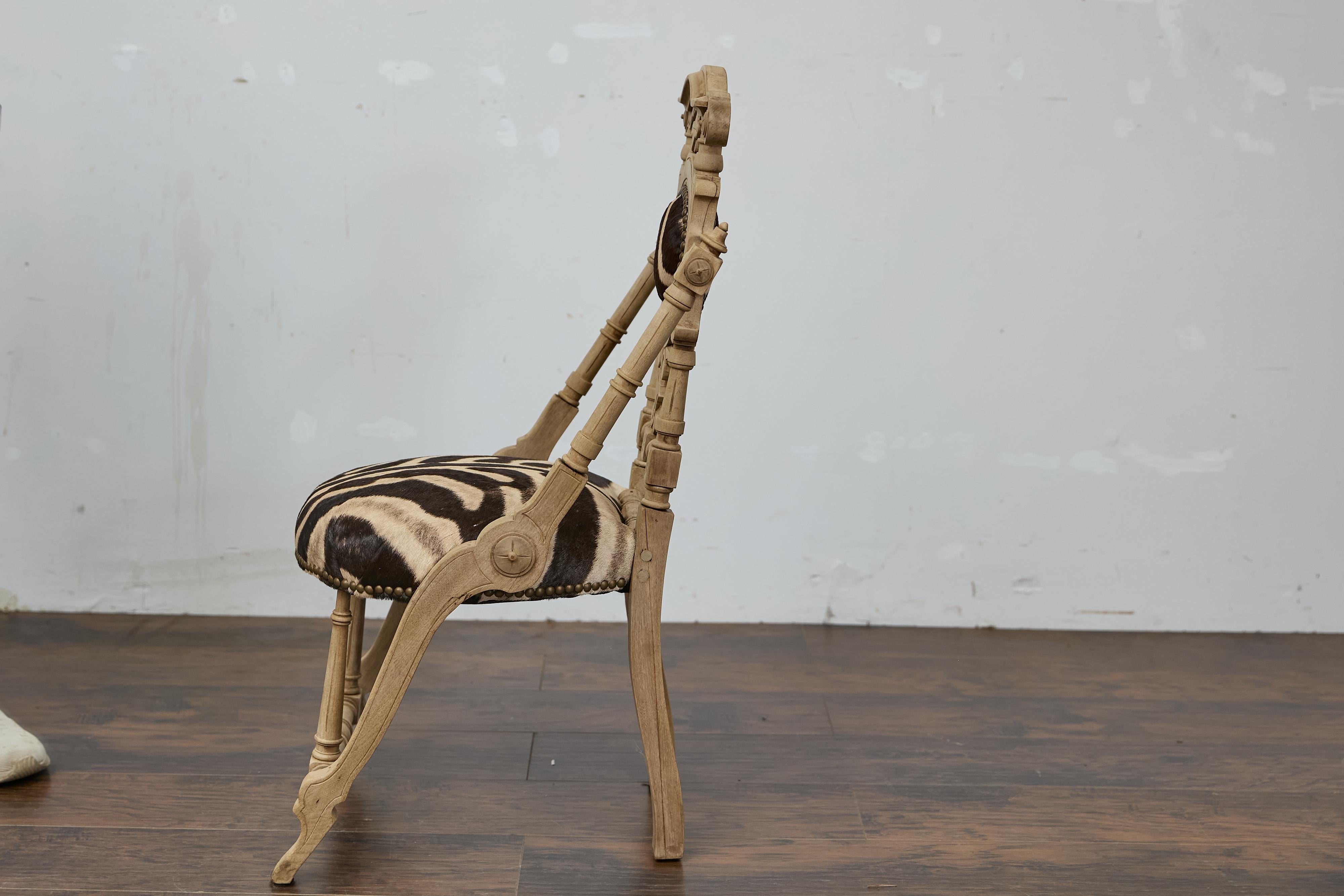 Englisch 1880s Aesthetic Movement geschnitzt OAK Stuhl mit Zebra-Polsterung (Geschnitzt) im Angebot