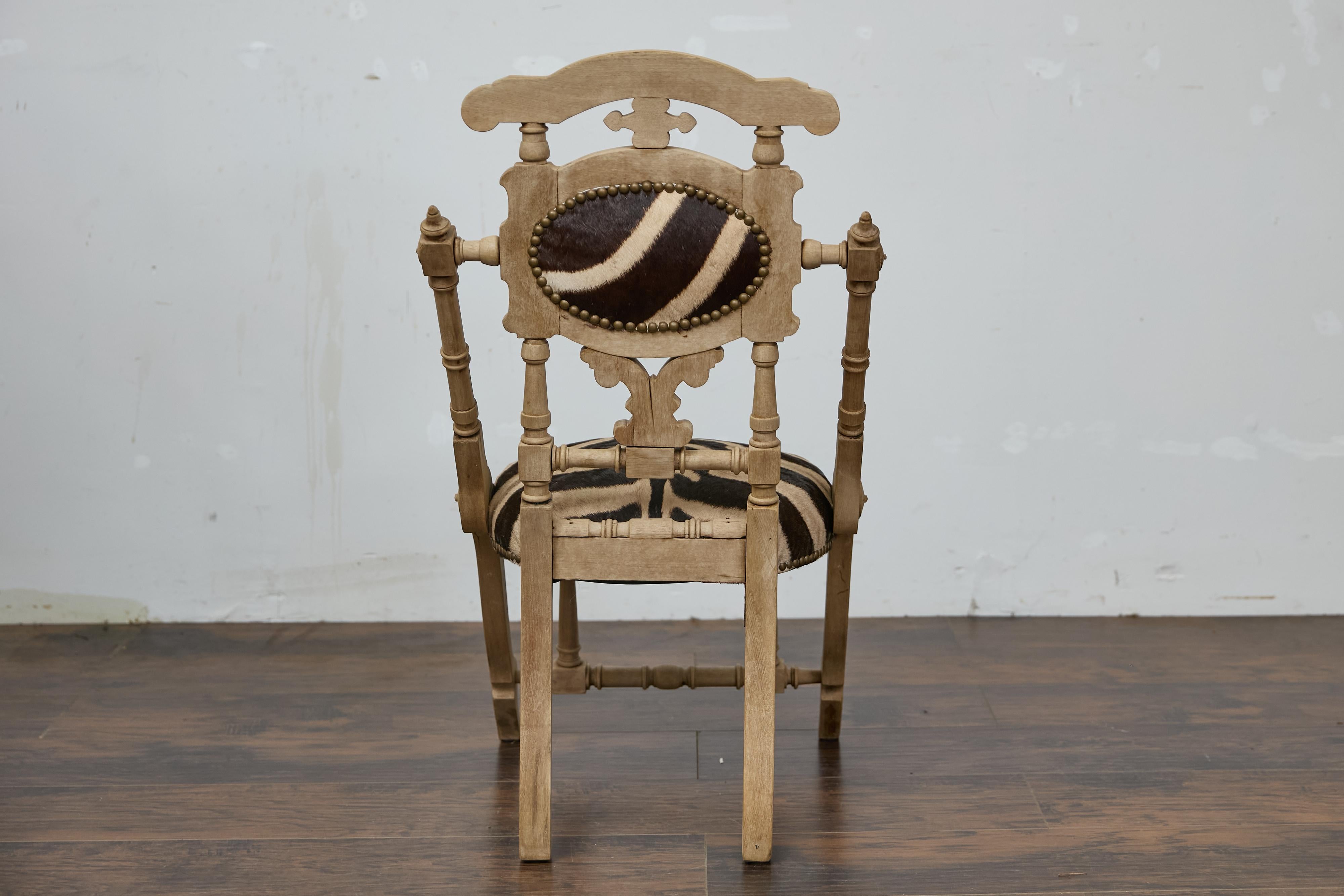 Englisch 1880s Aesthetic Movement geschnitzt OAK Stuhl mit Zebra-Polsterung im Zustand „Gut“ im Angebot in Atlanta, GA