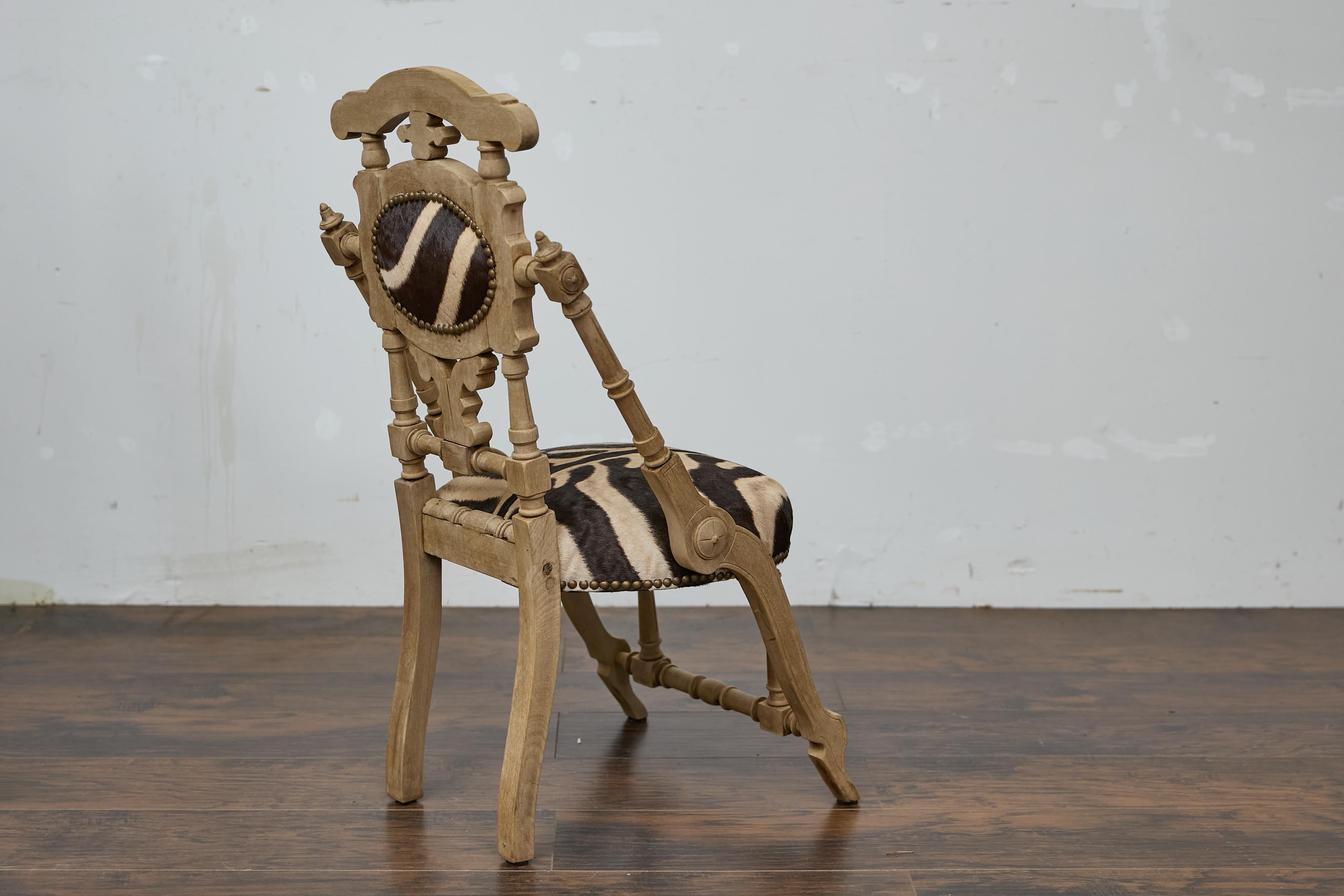 Englisch 1880s Aesthetic Movement geschnitzt OAK Stuhl mit Zebra-Polsterung (19. Jahrhundert) im Angebot
