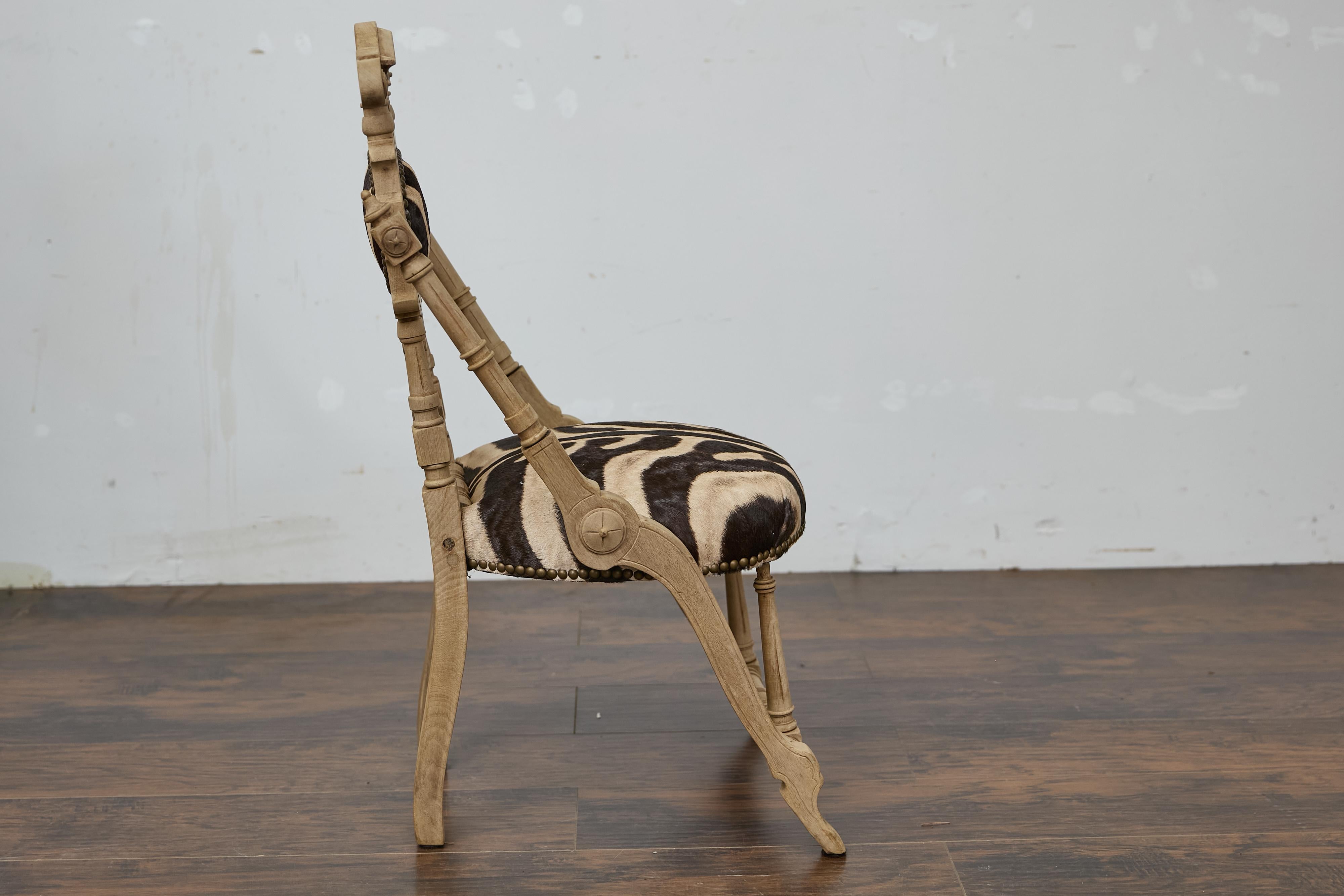 Englisch 1880s Aesthetic Movement geschnitzt OAK Stuhl mit Zebra-Polsterung (Zebrafell) im Angebot