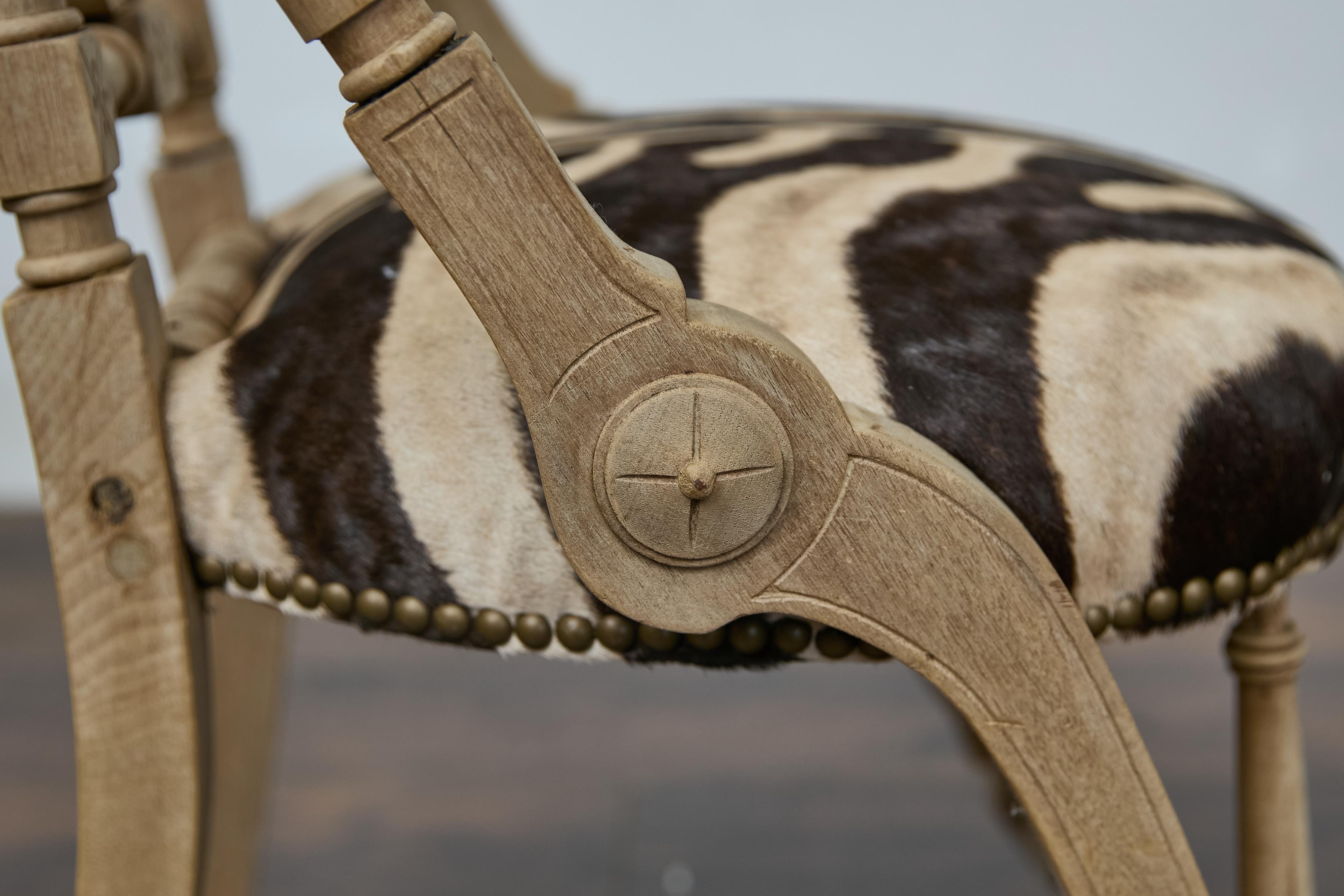 Englisch 1880s Aesthetic Movement geschnitzt OAK Stuhl mit Zebra-Polsterung im Angebot 1