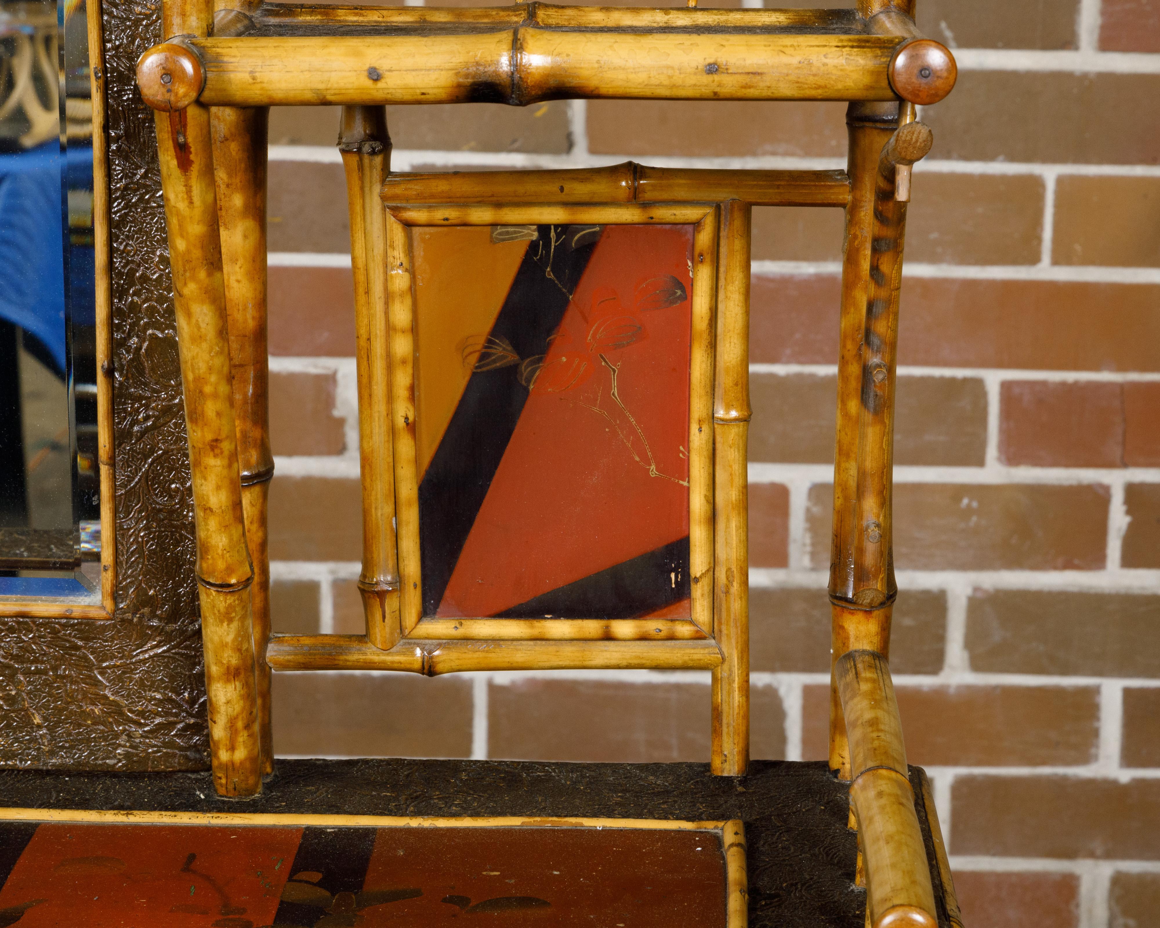 Piccolo mobile in bambù inglese del 1880 con accenti dipinti e specchio singolo in vendita 8