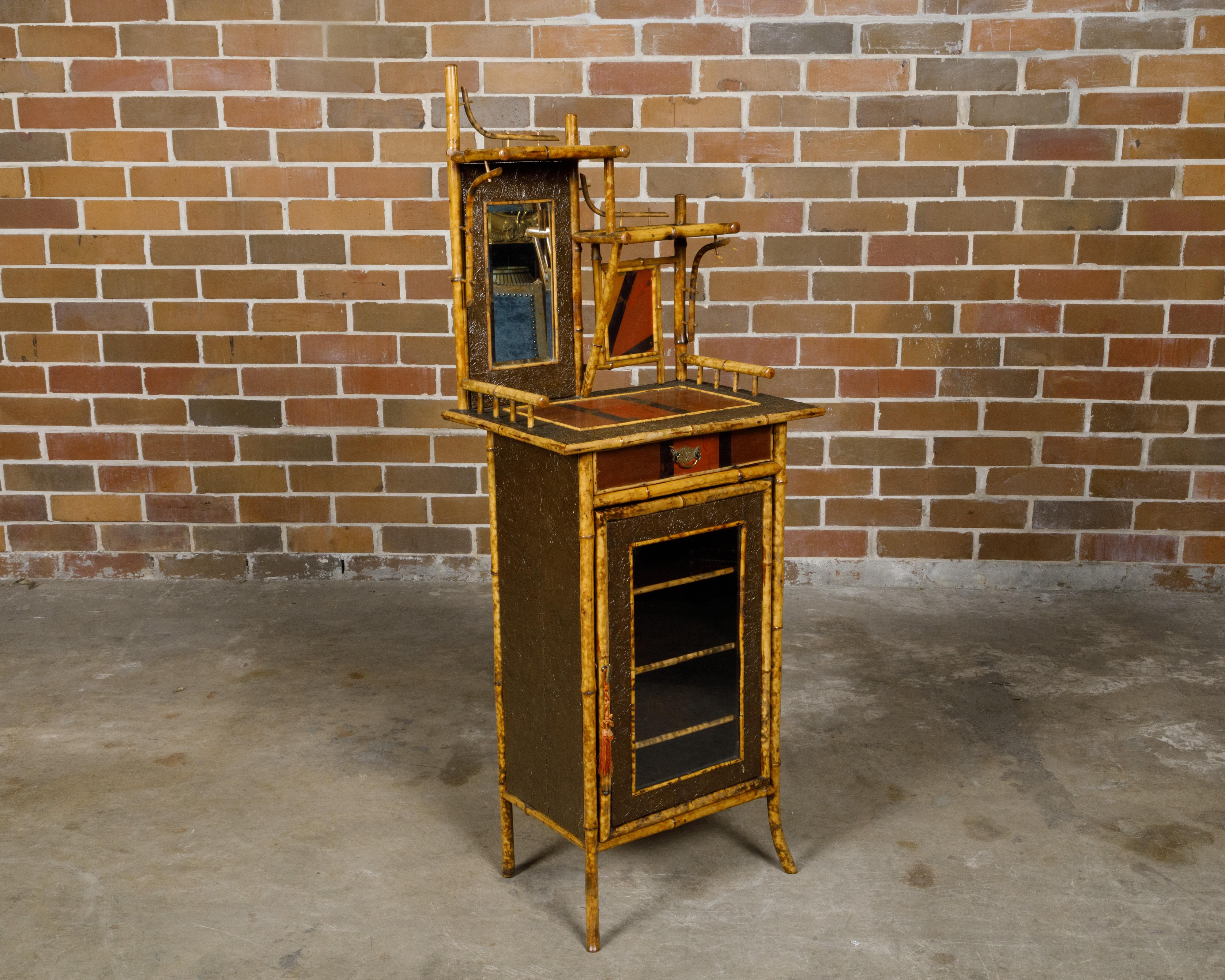 Piccolo mobile in bambù inglese del 1880 con accenti dipinti e specchio singolo in vendita 11
