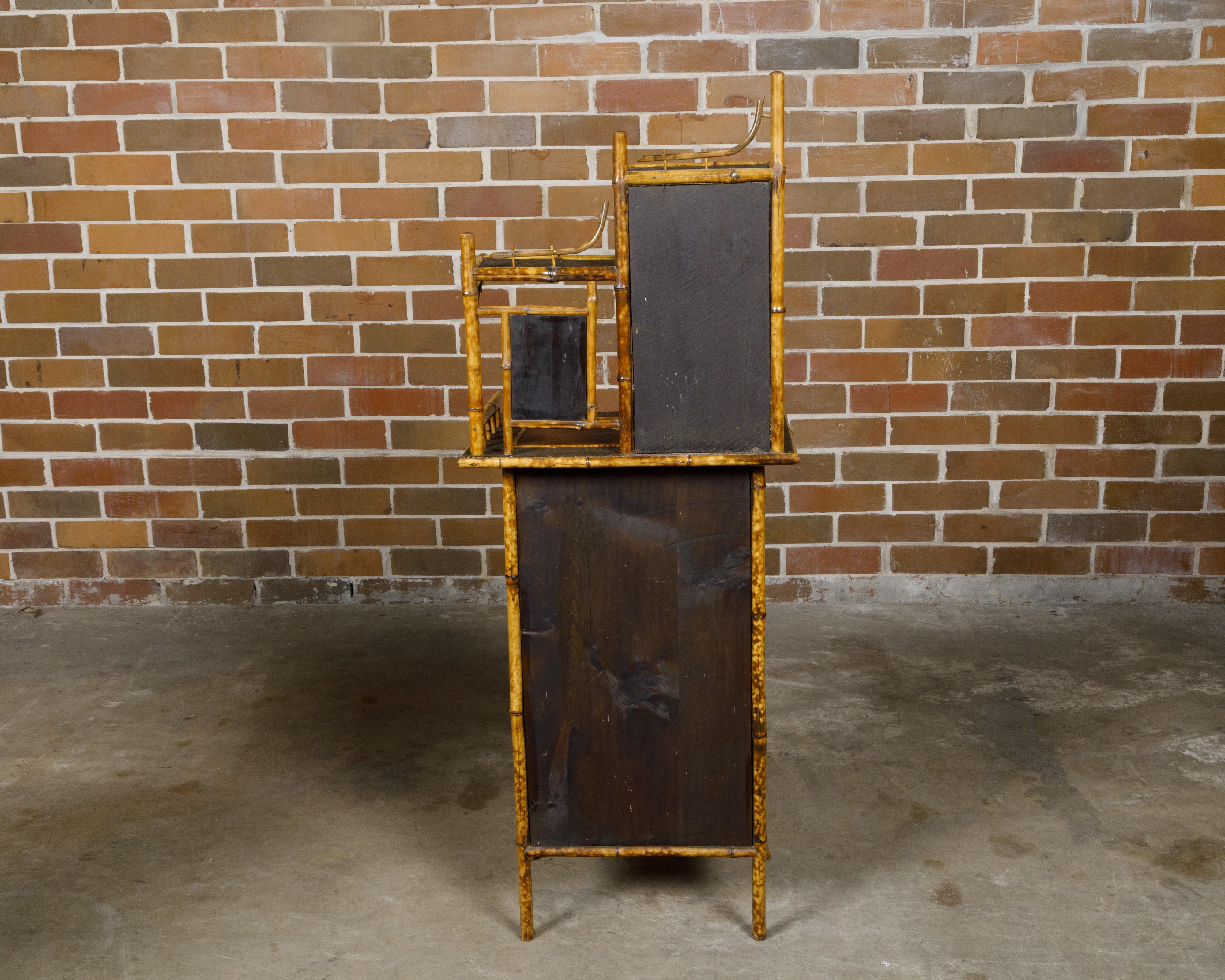 Piccolo mobile in bambù inglese del 1880 con accenti dipinti e specchio singolo in vendita 13