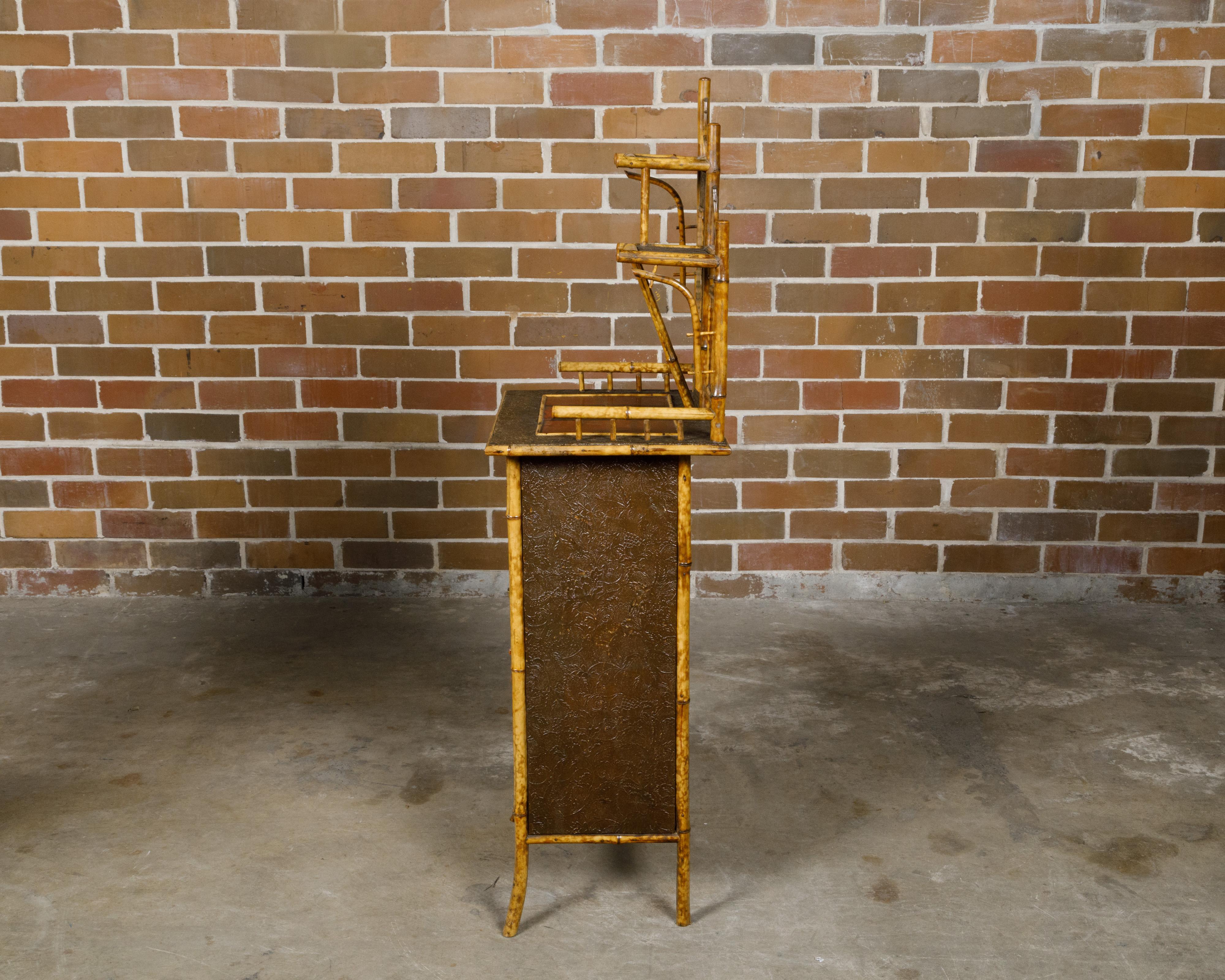 Piccolo mobile in bambù inglese del 1880 con accenti dipinti e specchio singolo in vendita 14