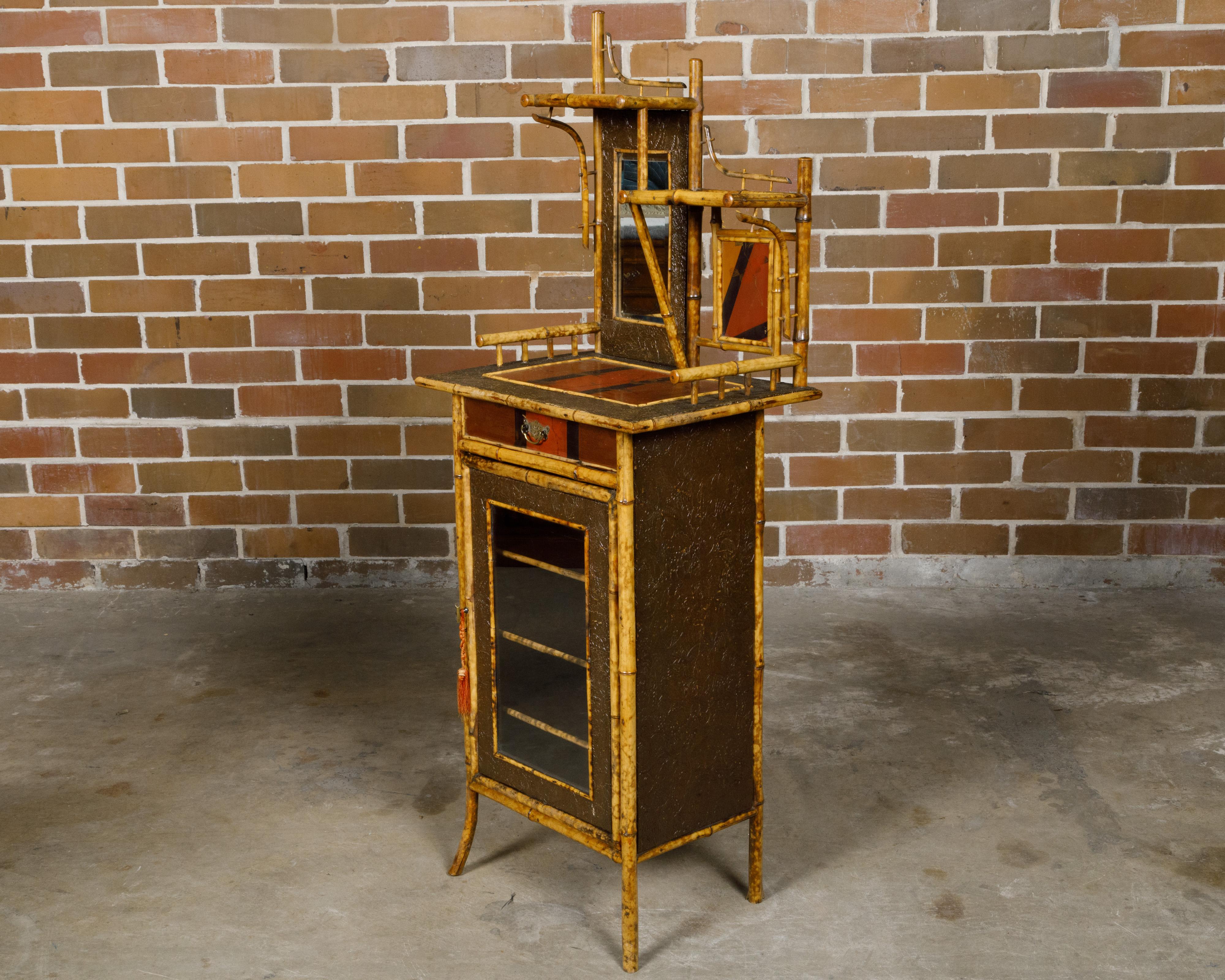 Piccolo mobile in bambù inglese del 1880 con accenti dipinti e specchio singolo in vendita 15