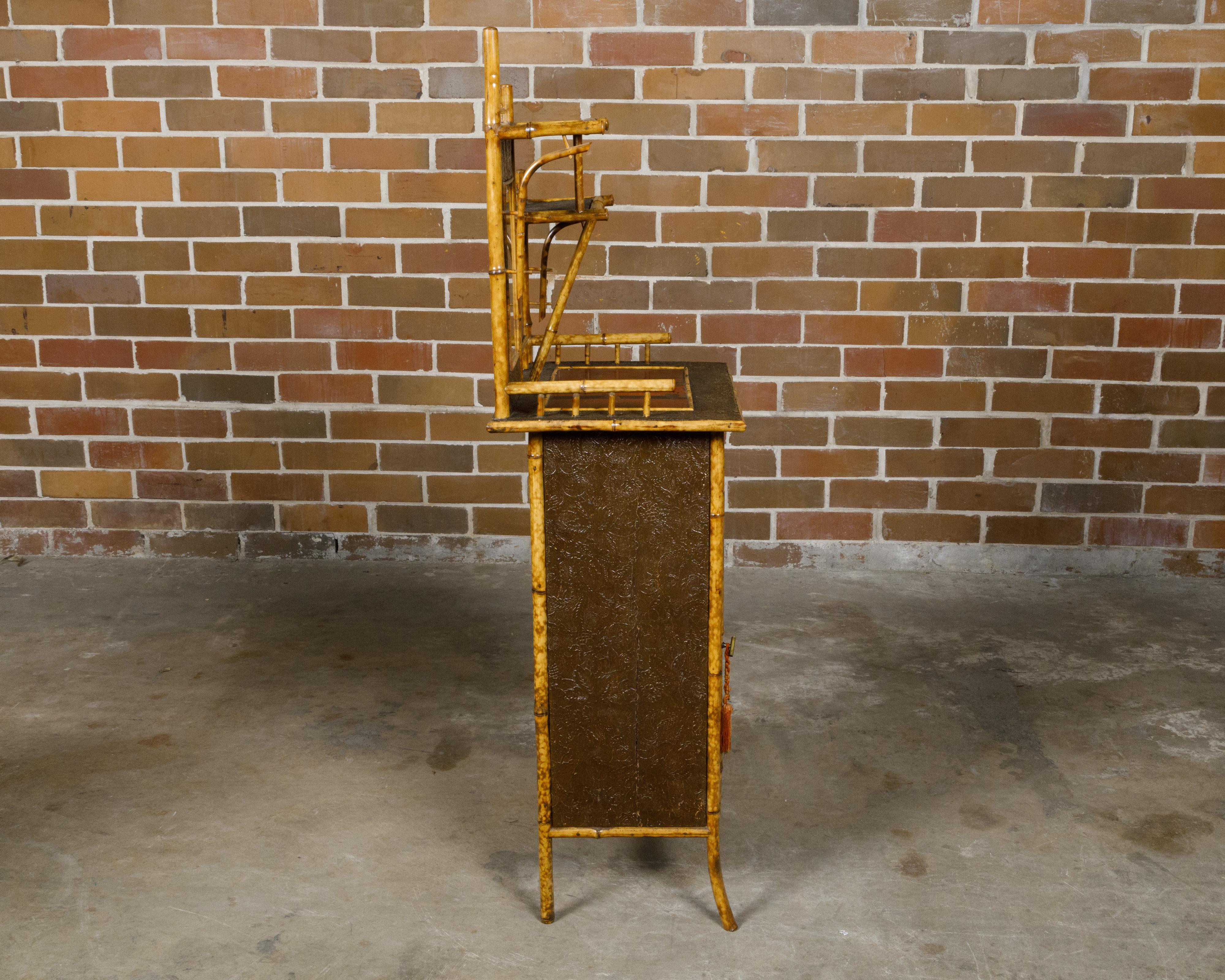 Inglese Piccolo mobile in bambù inglese del 1880 con accenti dipinti e specchio singolo in vendita