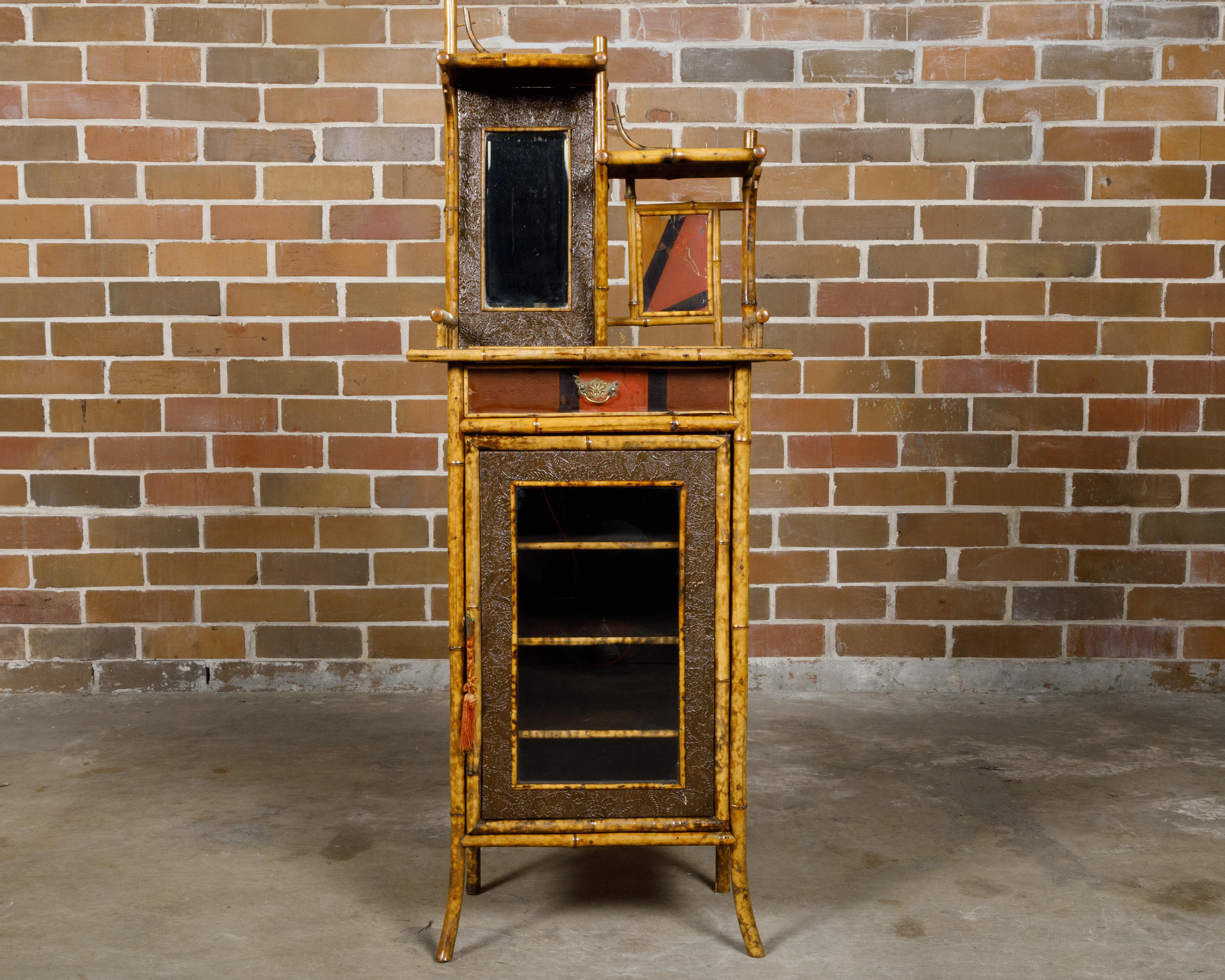 Piccolo mobile in bambù inglese del 1880 con accenti dipinti e specchio singolo in vendita 26
