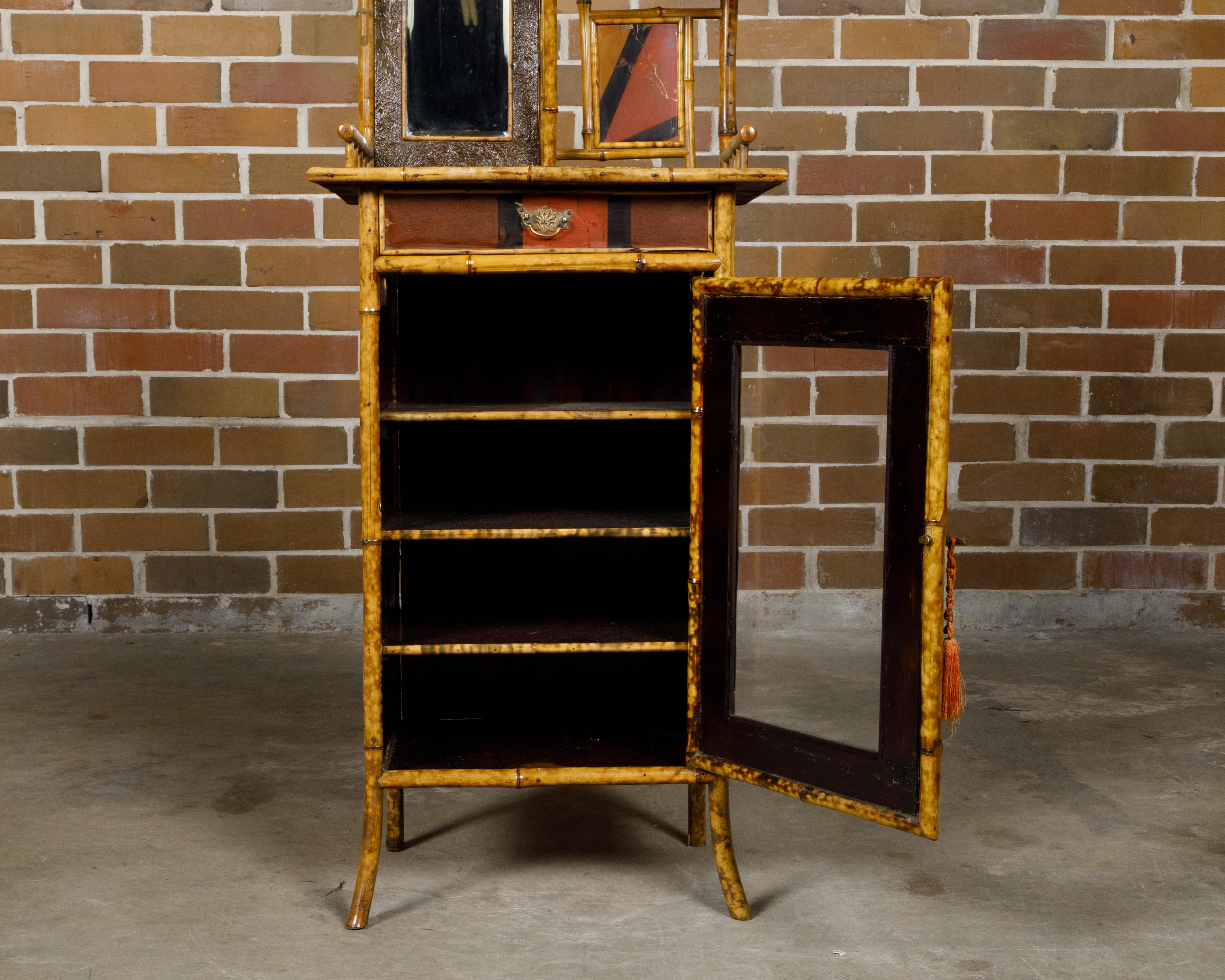 Piccolo mobile in bambù inglese del 1880 con accenti dipinti e specchio singolo in vendita 2