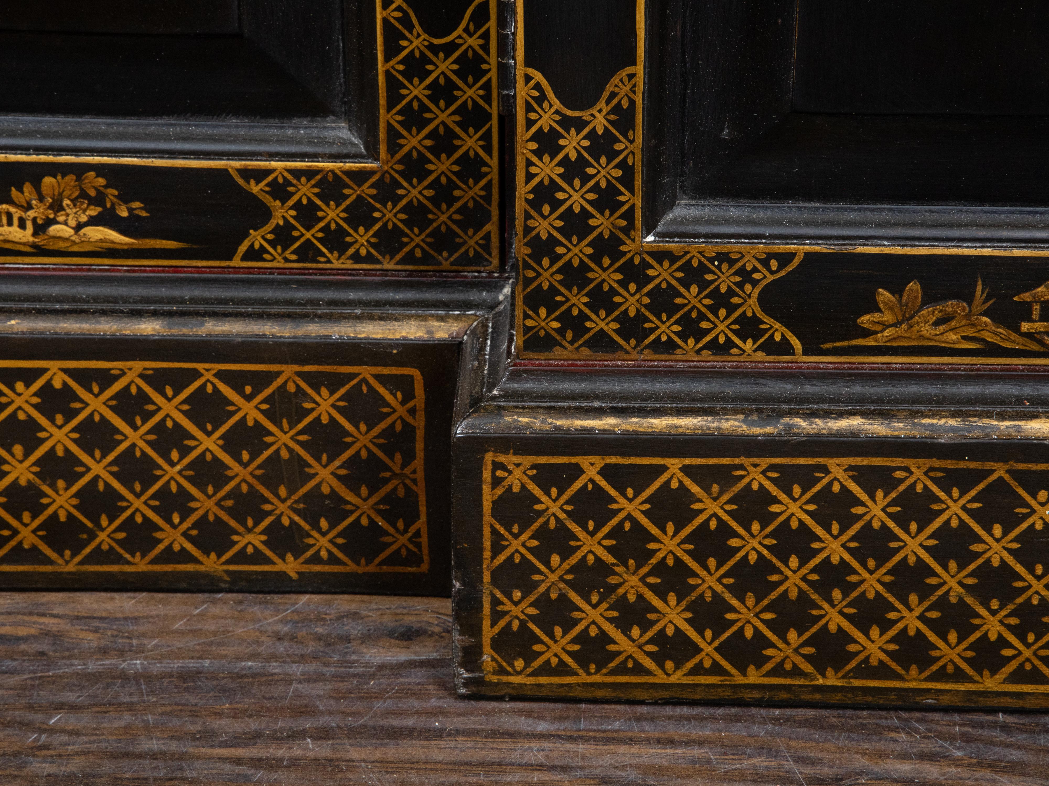 English 1880s Black and Gold Breakfront Two Part Bookcase with Chinoiserie Décor For Sale 3