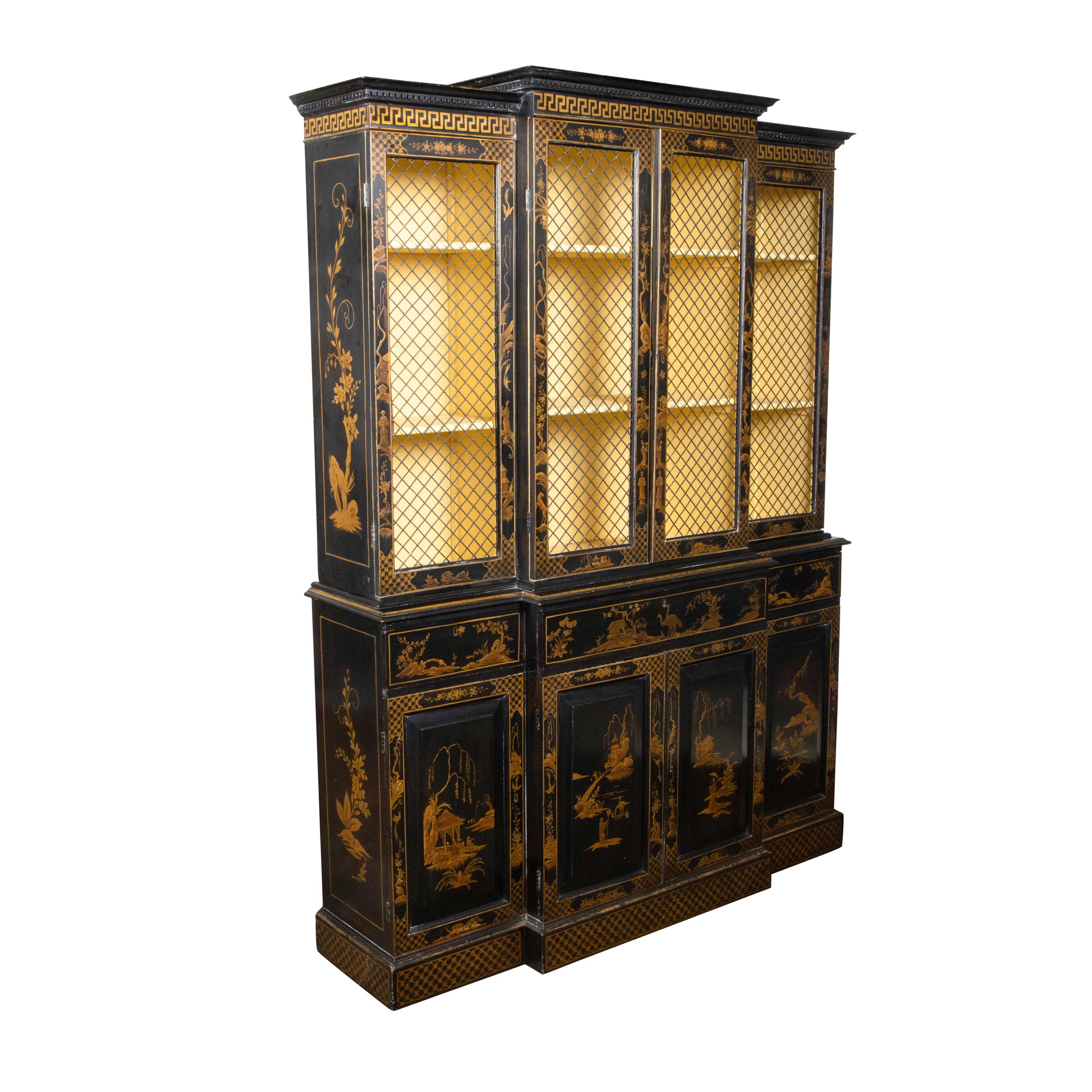 Englisches zweiteiliges Bücherregal aus den 1880er Jahren mit schwarzer und goldener Bruchfront und Chinoiserie-Dekor (Geschnitzt) im Angebot