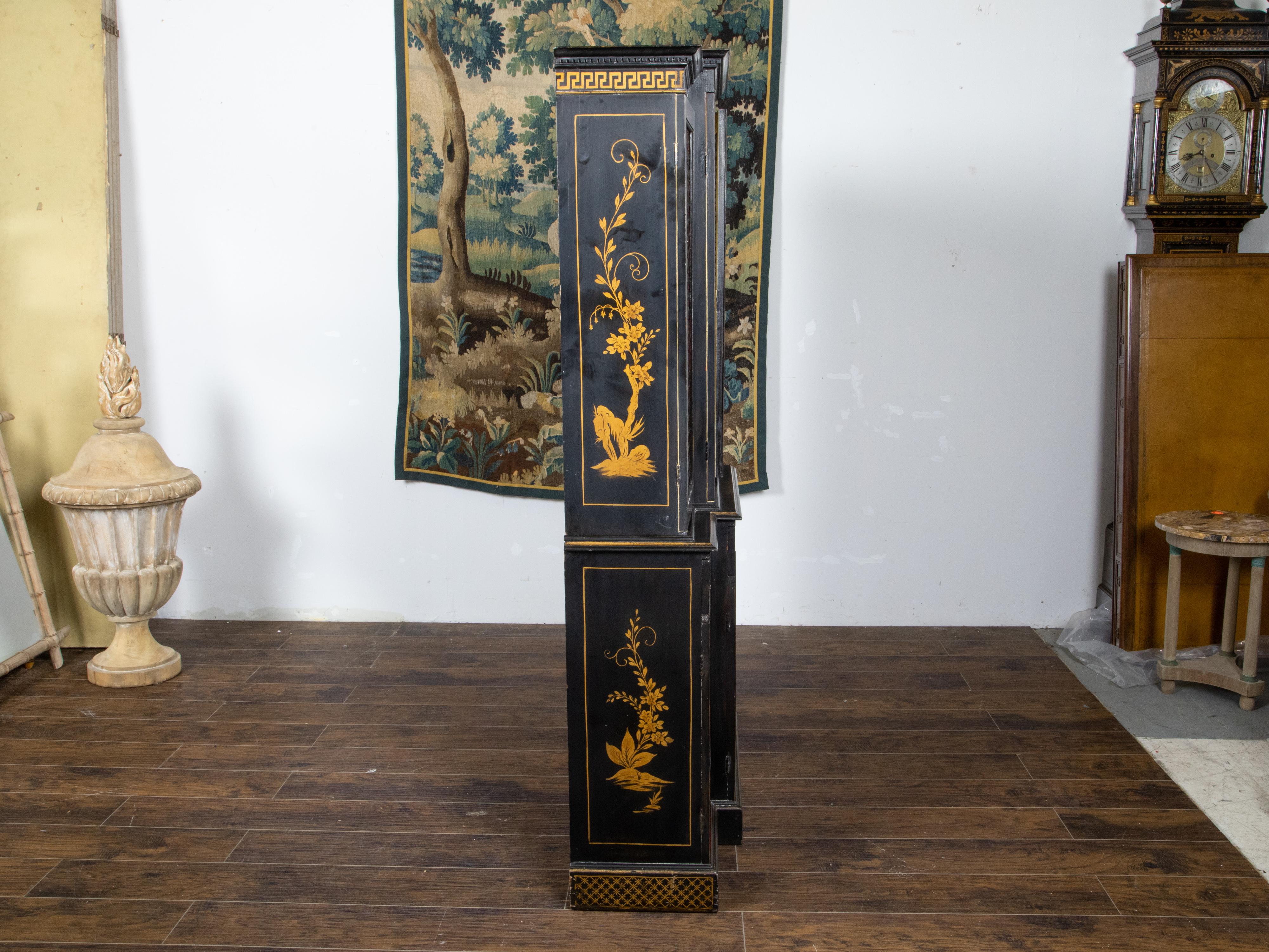 Englisches zweiteiliges Bücherregal aus den 1880er Jahren mit schwarzer und goldener Bruchfront und Chinoiserie-Dekor (19. Jahrhundert) im Angebot