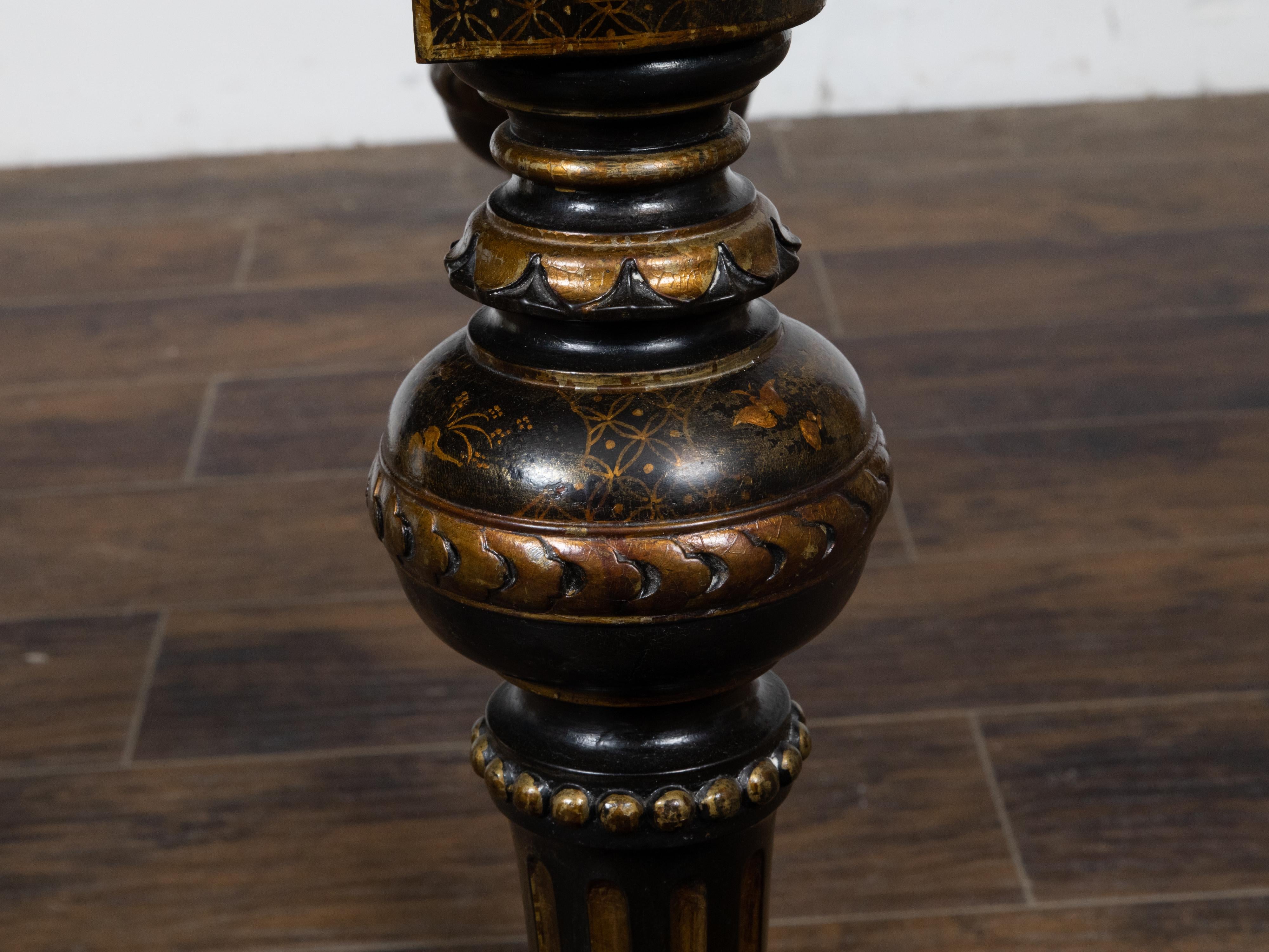 English 1880s Black and Gold Japanned Side Table with Chinoiserie Décor For Sale 9