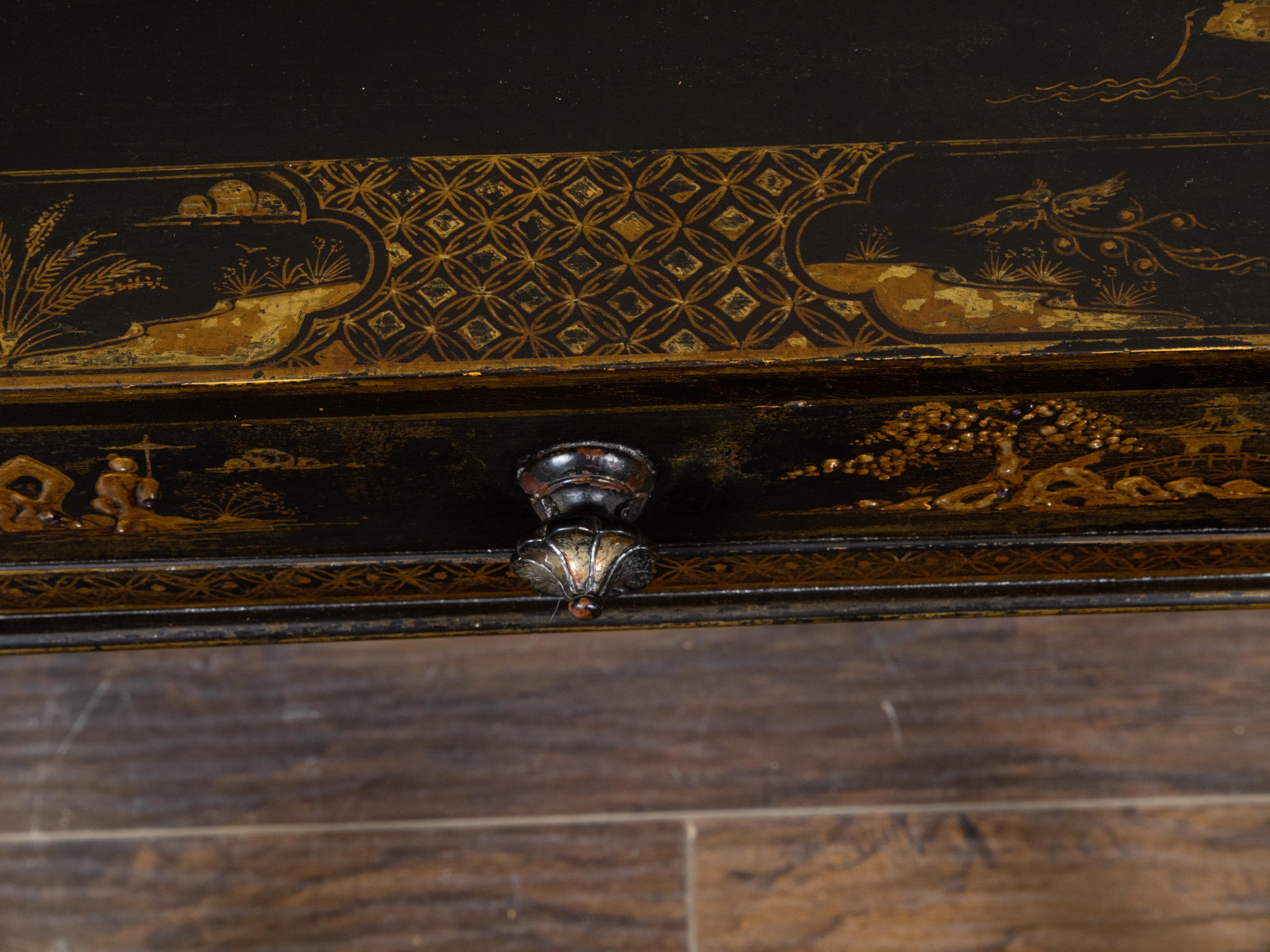 English 1880s Black and Gold Japanned Side Table with Chinoiserie Décor For Sale 13