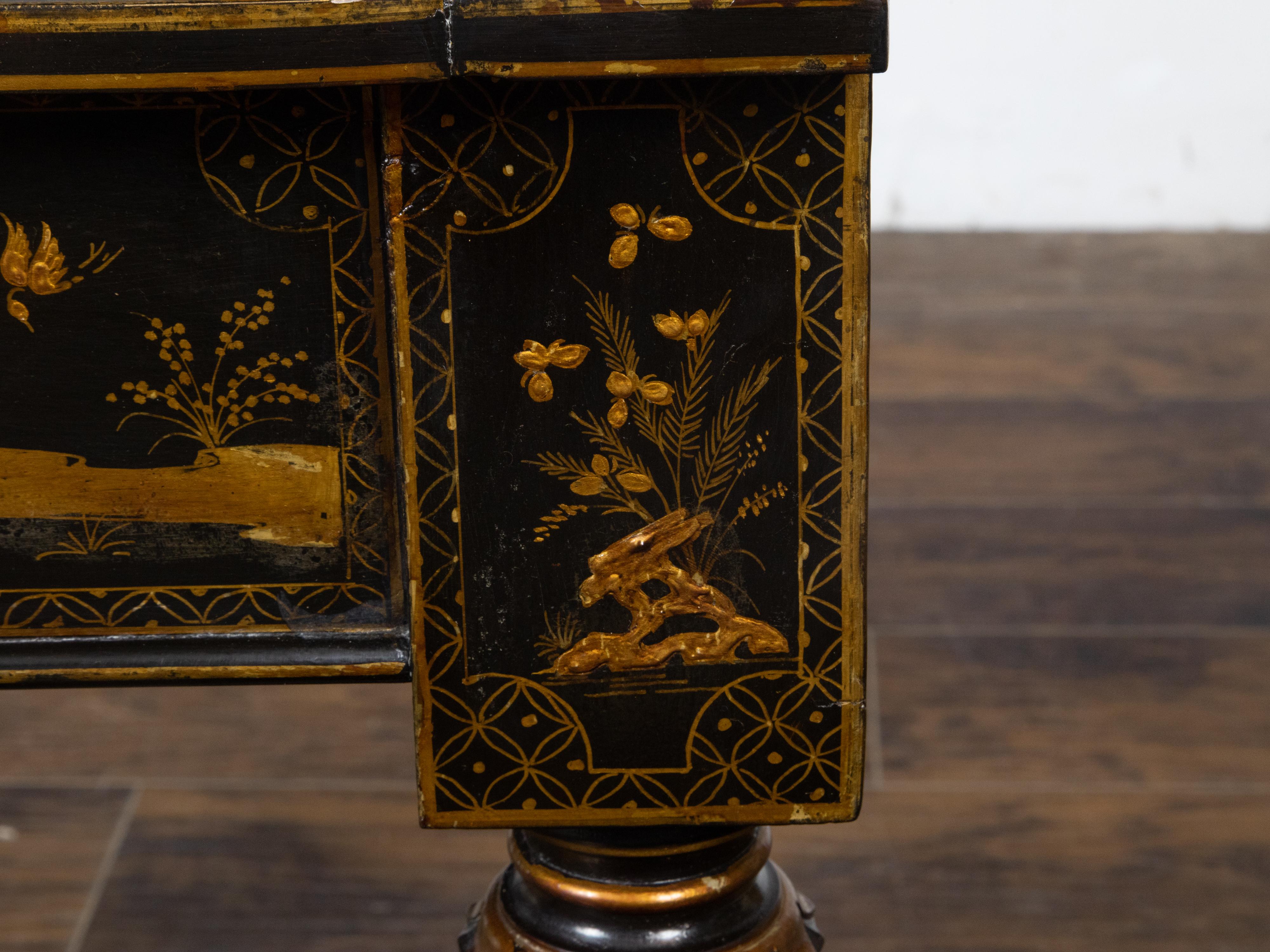 English 1880s Black and Gold Japanned Side Table with Chinoiserie Décor For Sale 1