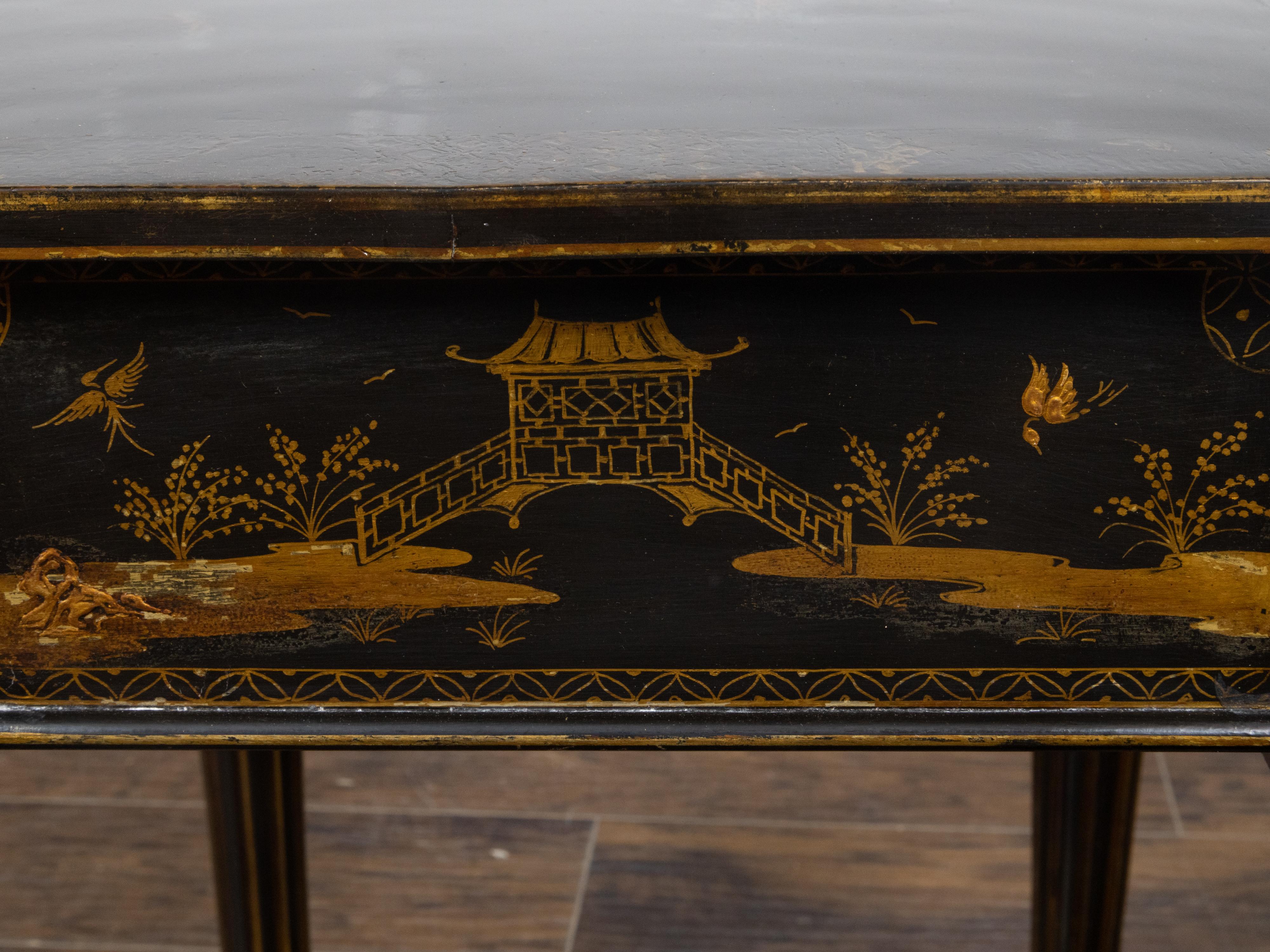 English 1880s Black and Gold Japanned Side Table with Chinoiserie Décor For Sale 2
