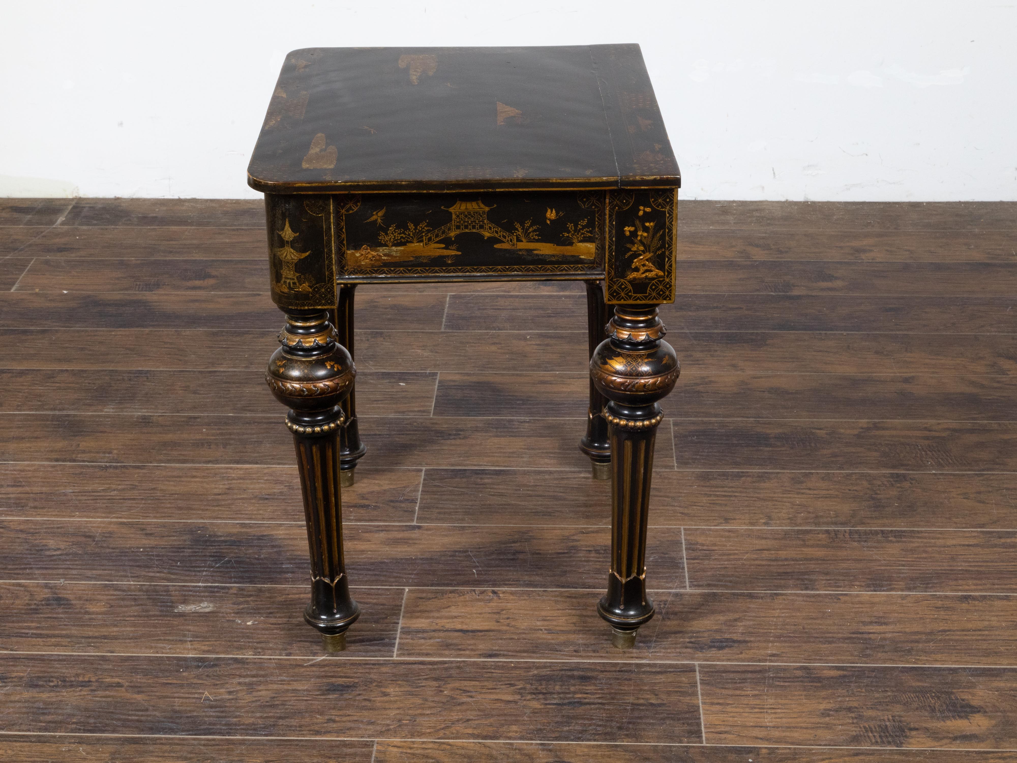 English 1880s Black and Gold Japanned Side Table with Chinoiserie Décor For Sale 3