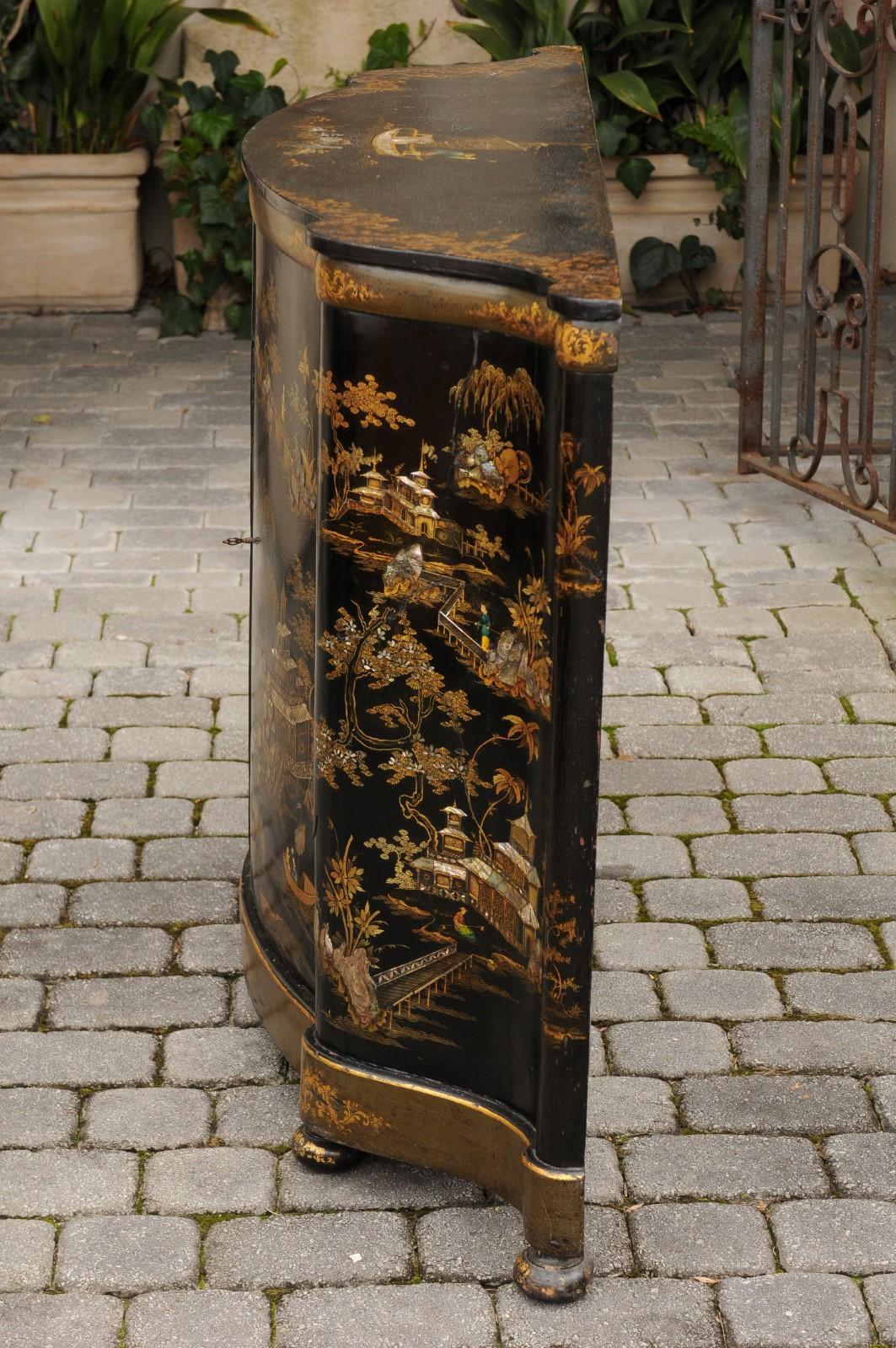 English 1880s Black Lacquered Two-Door Credenza with Gilded Chinoiserie Décor 6