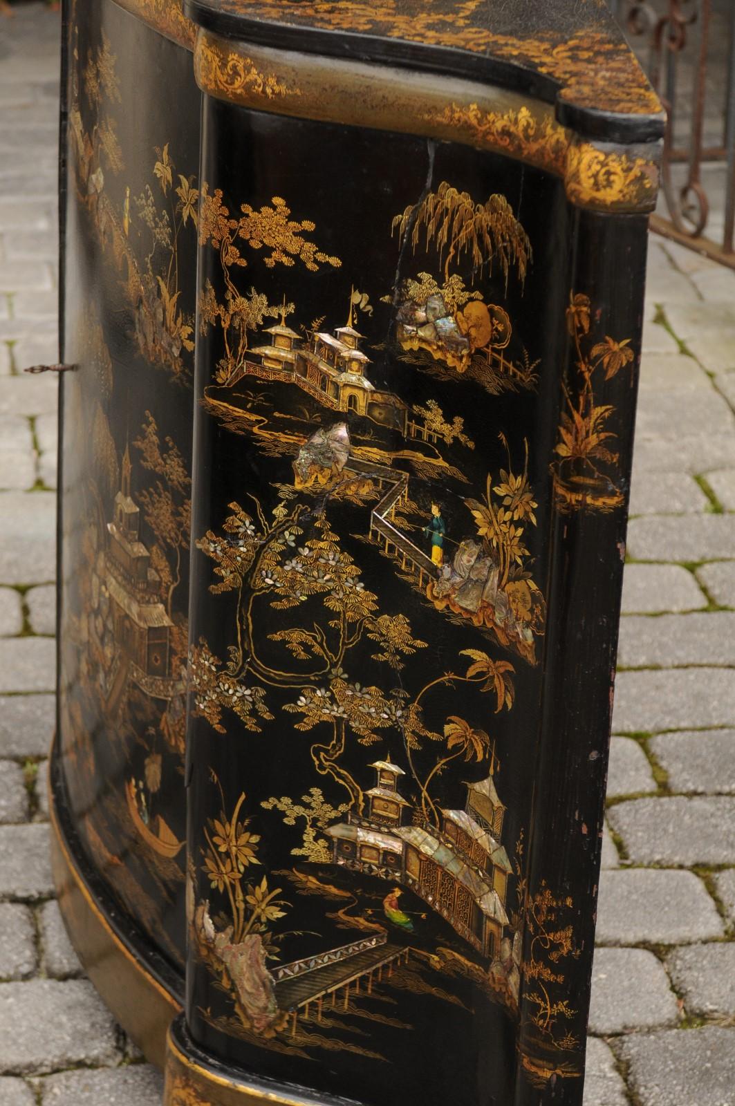English 1880s Black Lacquered Two-Door Credenza with Gilded Chinoiserie Décor 7