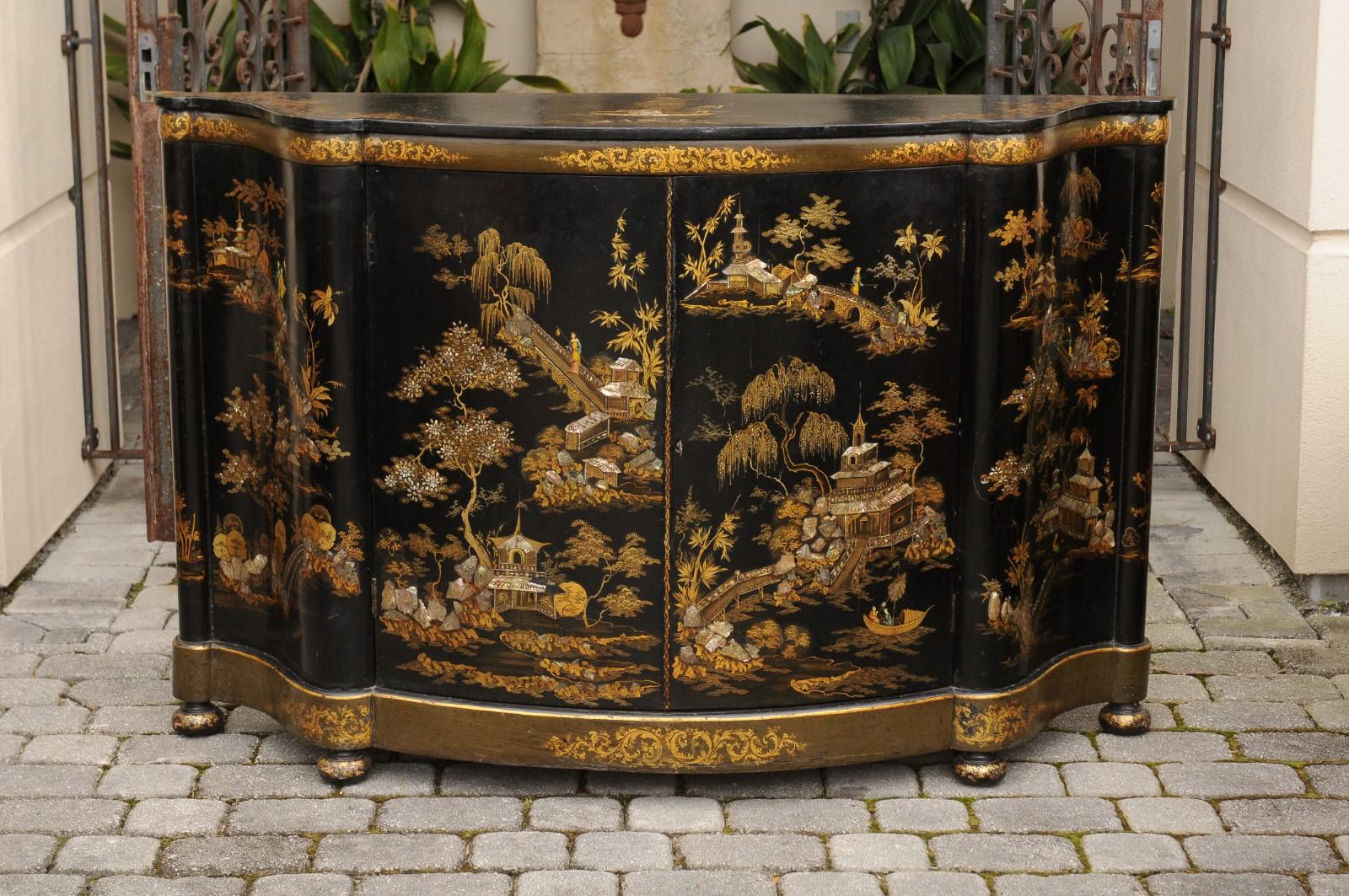 English 1880s Black Lacquered Two-Door Credenza with Gilded Chinoiserie Décor 8