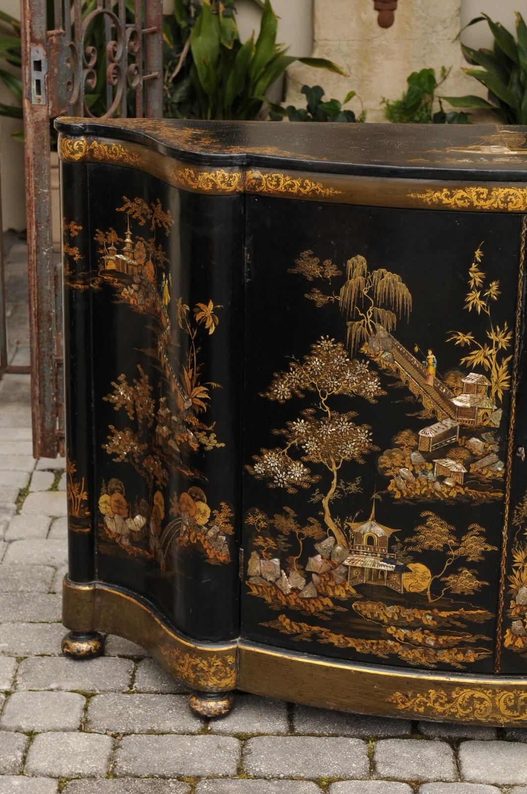 English 1880s Black Lacquered Two-Door Credenza with Gilded Chinoiserie Décor 10