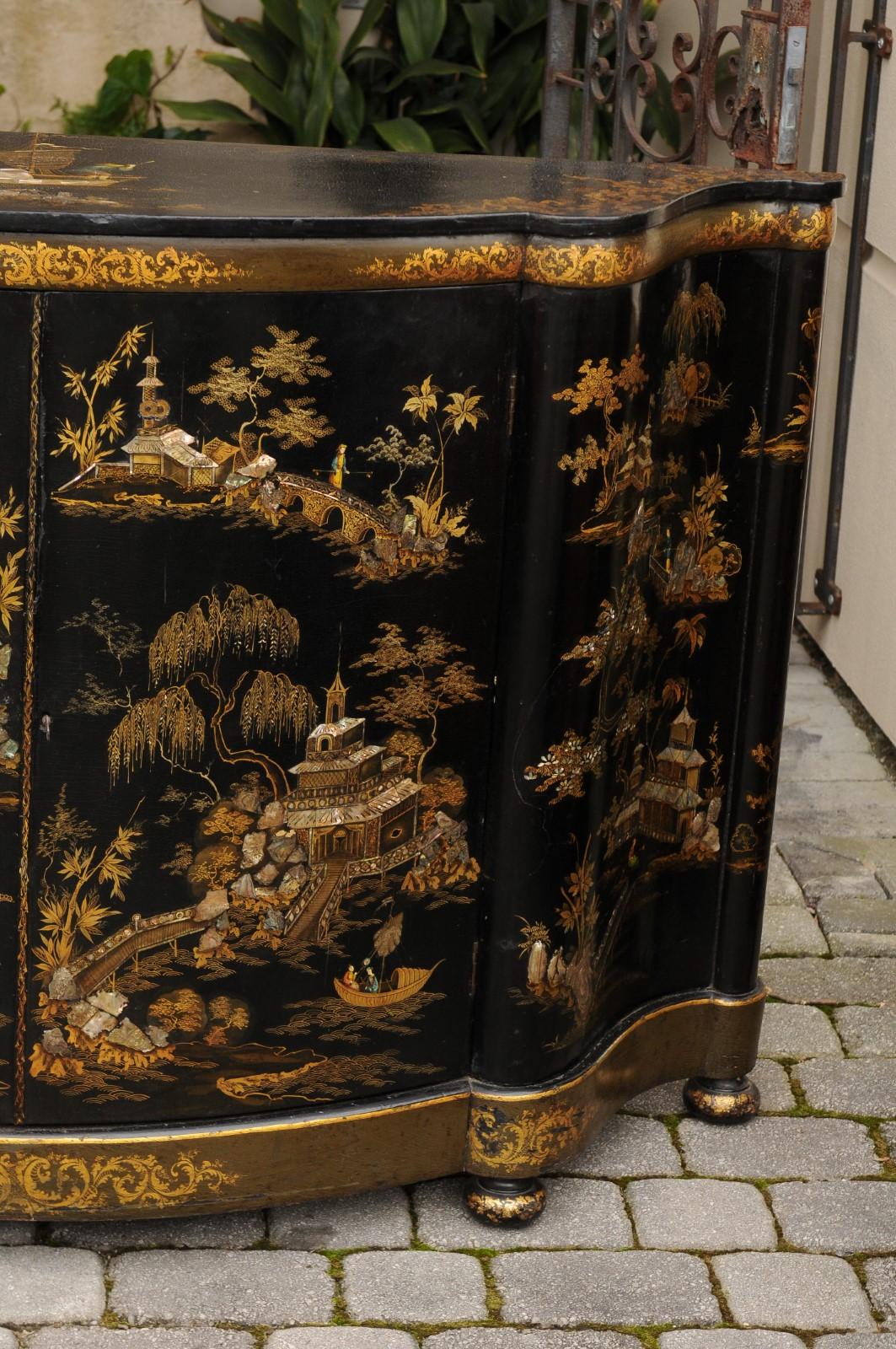 English 1880s Black Lacquered Two-Door Credenza with Gilded Chinoiserie Décor 12