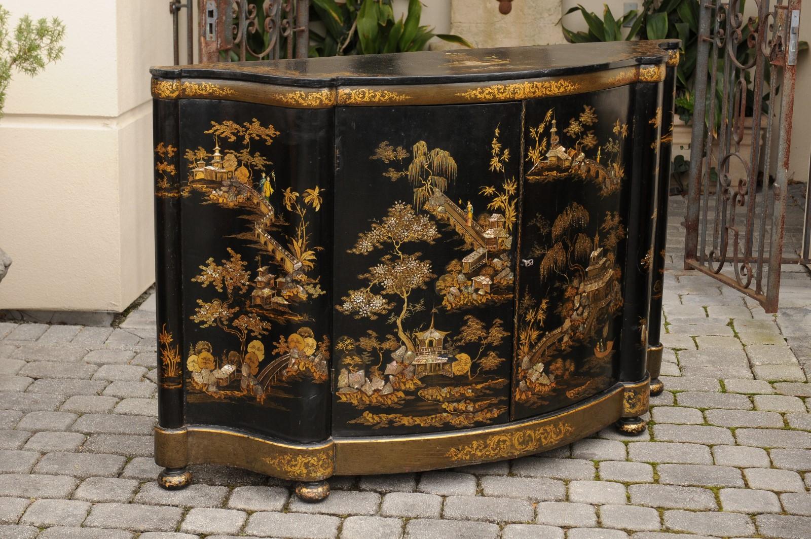 English 1880s Black Lacquered Two-Door Credenza with Gilded Chinoiserie Décor 1