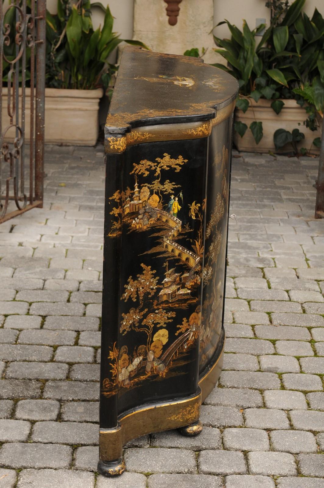 English 1880s Black Lacquered Two-Door Credenza with Gilded Chinoiserie Décor 2
