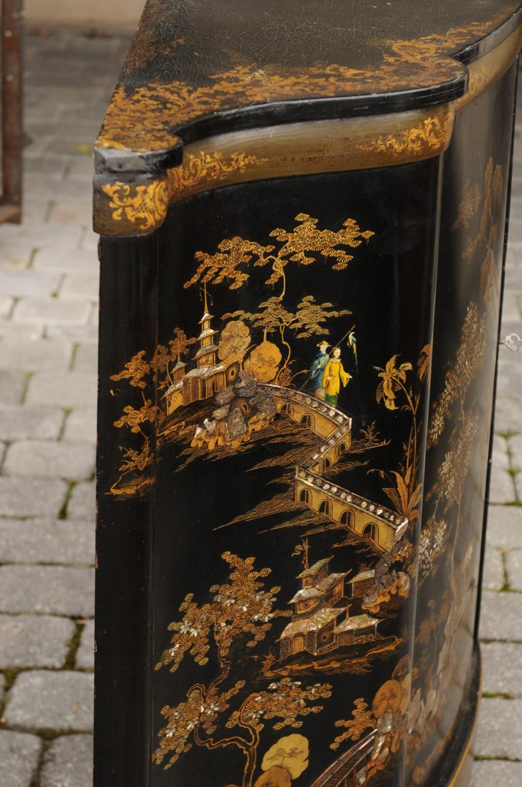 English 1880s Black Lacquered Two-Door Credenza with Gilded Chinoiserie Décor 3