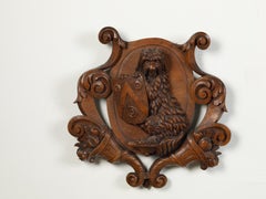 English 1880s Carved Wooden Wall Cartouche Depicting a Dog with Coat of Arms