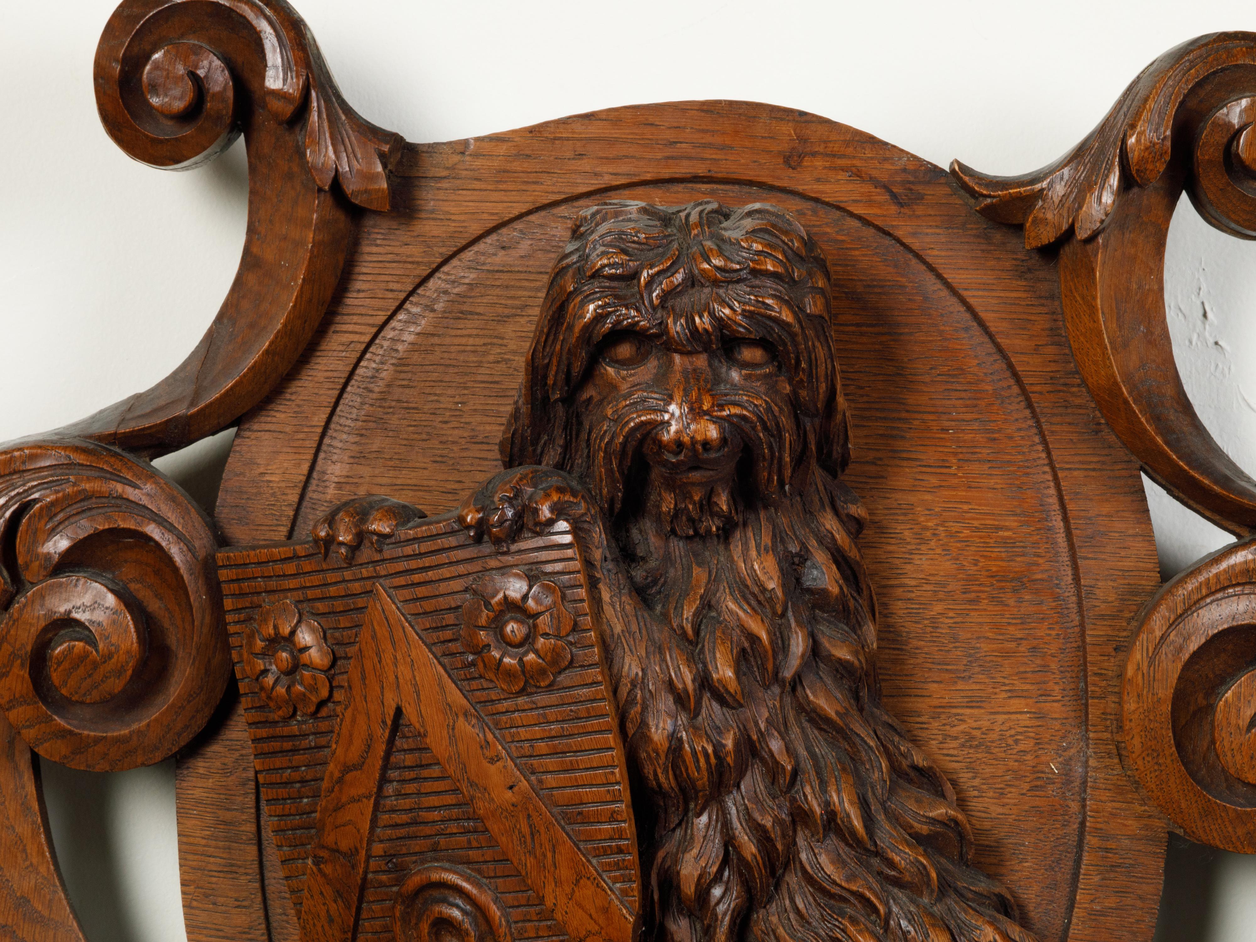 English 1880s Carved Wooden Wall Cartouche Depicting a Dog with Coat of Arms In Good Condition For Sale In Atlanta, GA