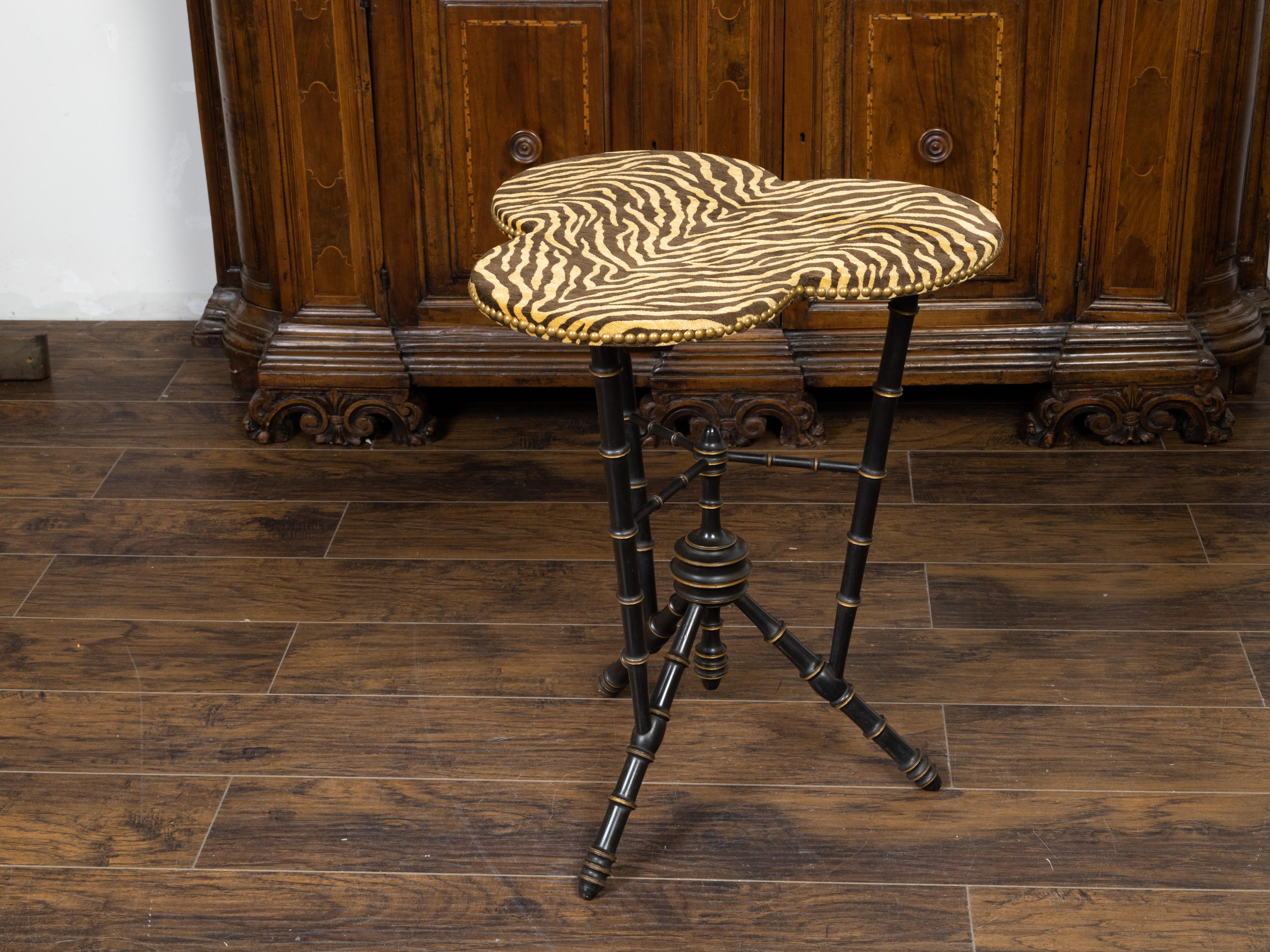 English 1880s Ebonized Faux Bamboo Side Table with Clover Leaf Upholstered Top In Good Condition In Atlanta, GA
