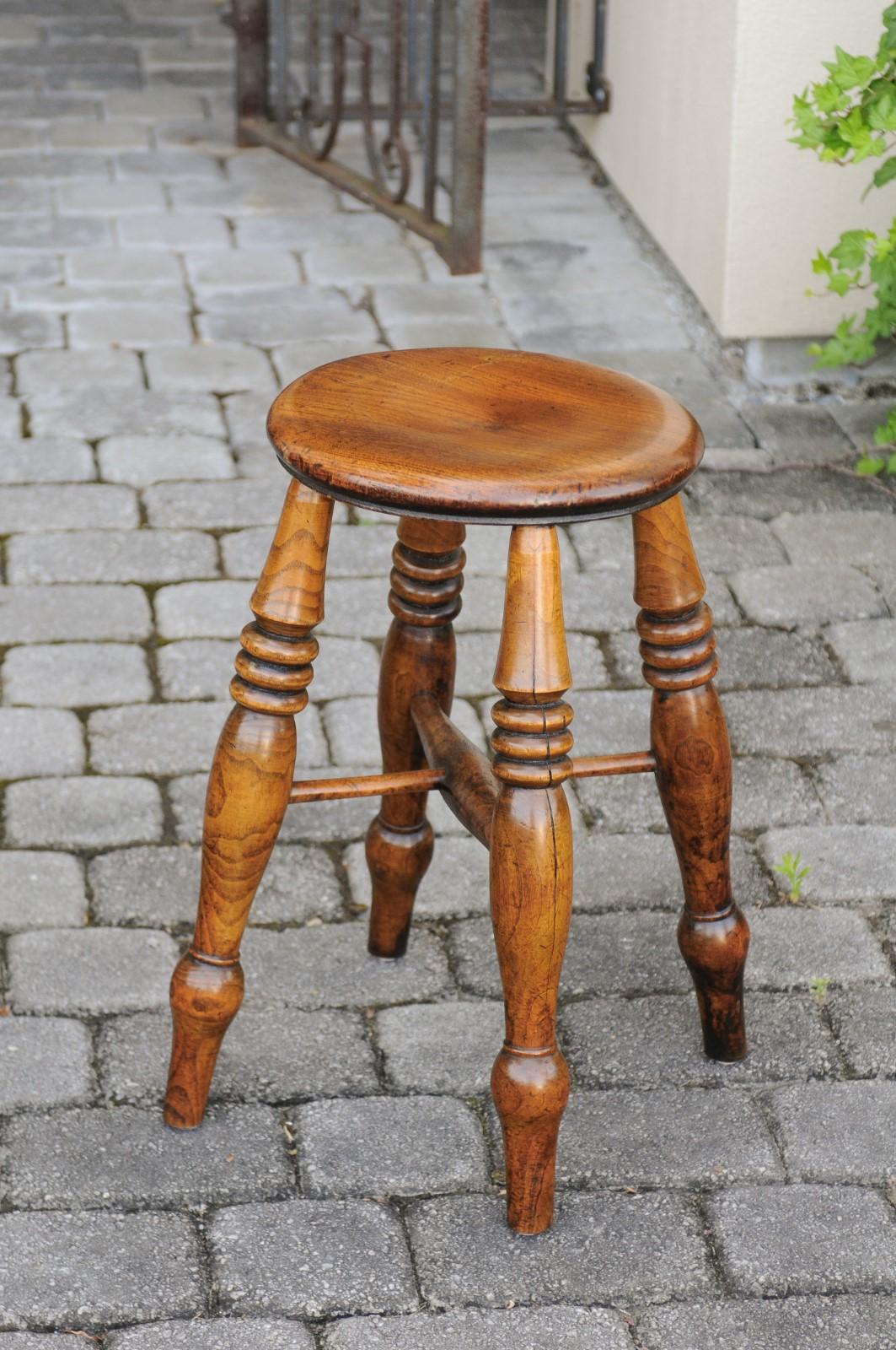 English 1880s Elm Stools with Turned Legs and Spindle-Shaped Cross Stretchers In Good Condition In Atlanta, GA