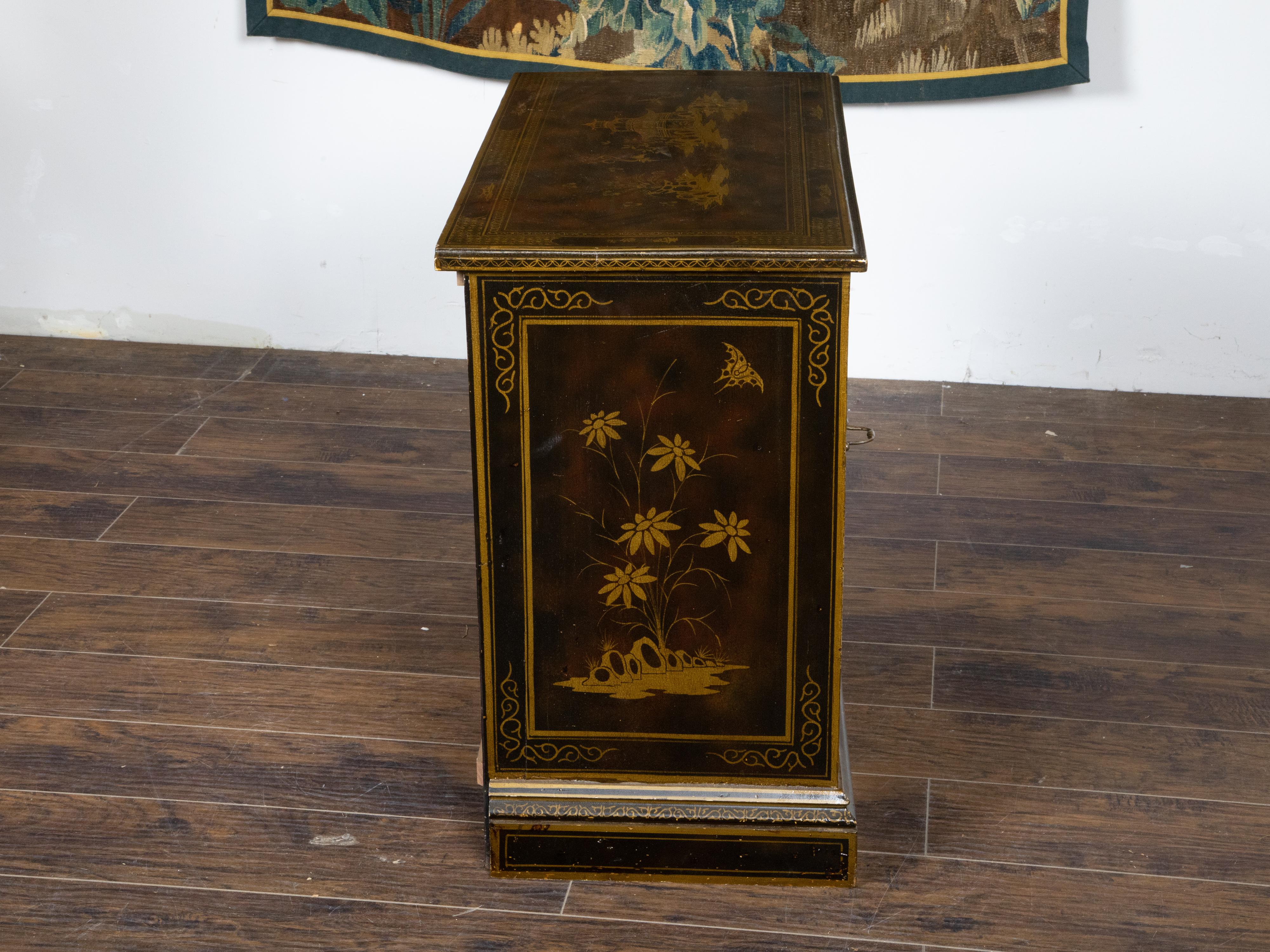 English 1880s Lacquered Four Drawer Commode with Golden chinoiserie Décor In Good Condition In Atlanta, GA