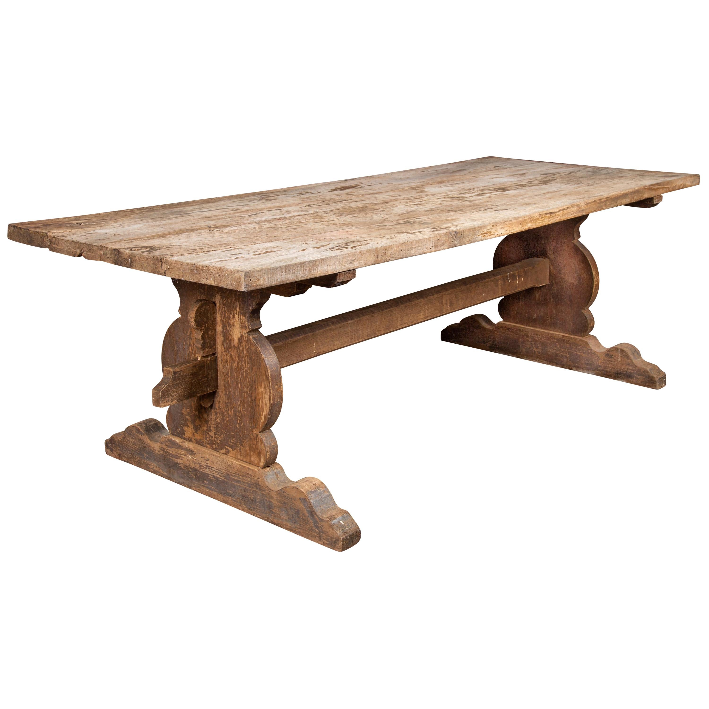 English 1880s Oak Farm Dining Table with Carved Trestle Base and Aged Patina