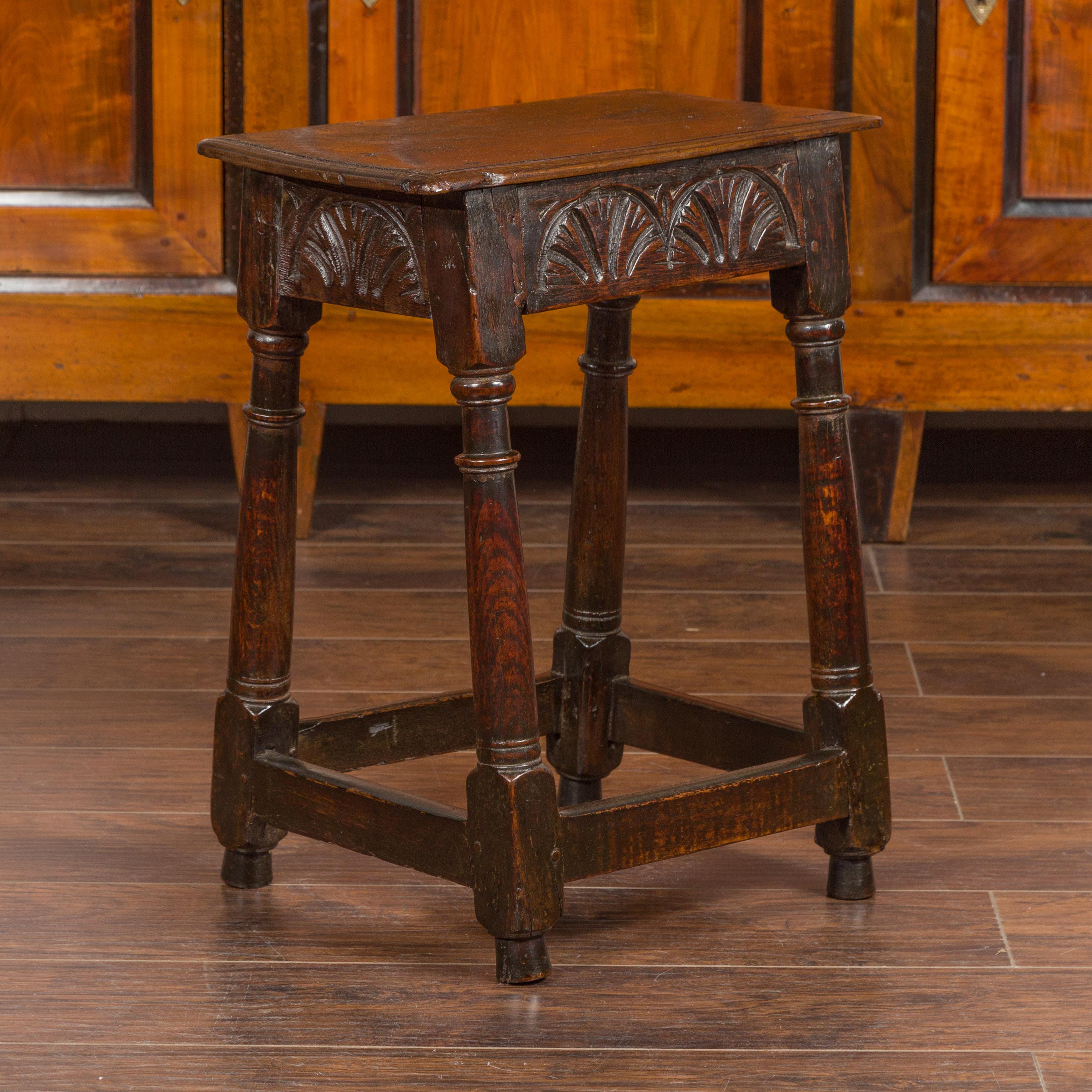 Tabouret joint en chêne anglais des années 1880 avec tablier sculpté et pieds évasés tournés en vente 3