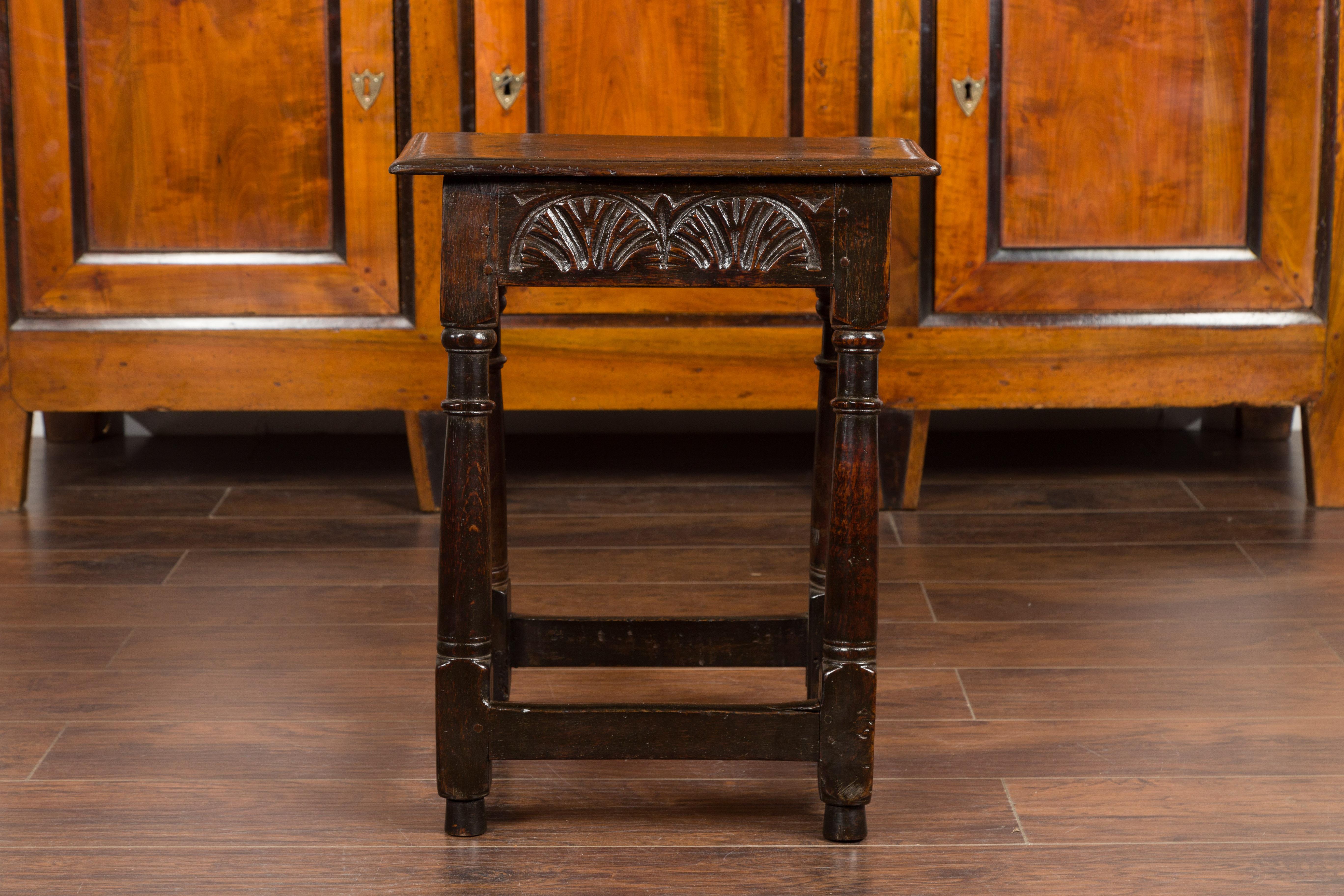 Tabouret joint en chêne anglais des années 1880 avec tablier sculpté et pieds évasés tournés en vente 7