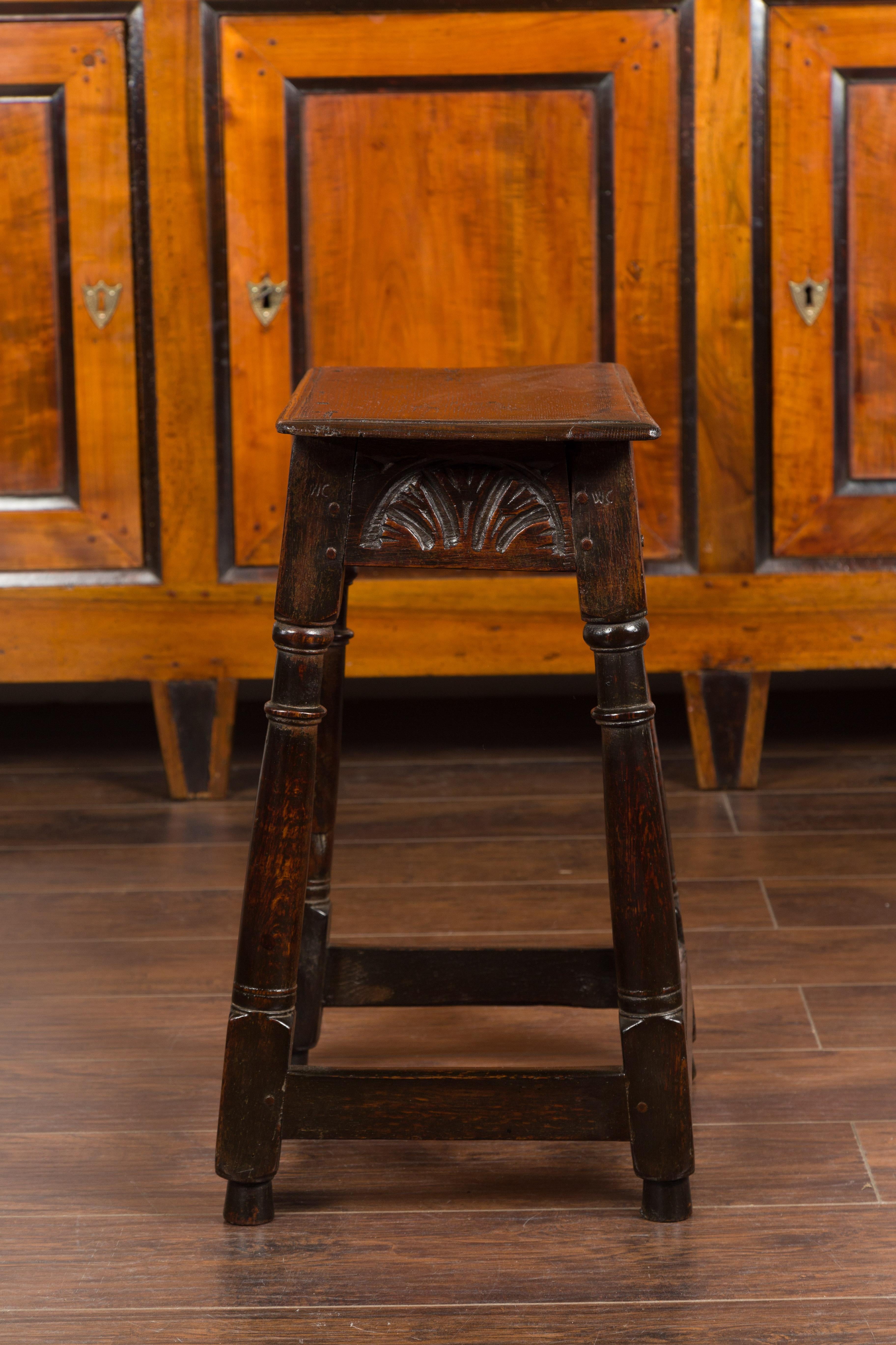 Tabouret joint en chêne anglais des années 1880 avec tablier sculpté et pieds évasés tournés en vente 8