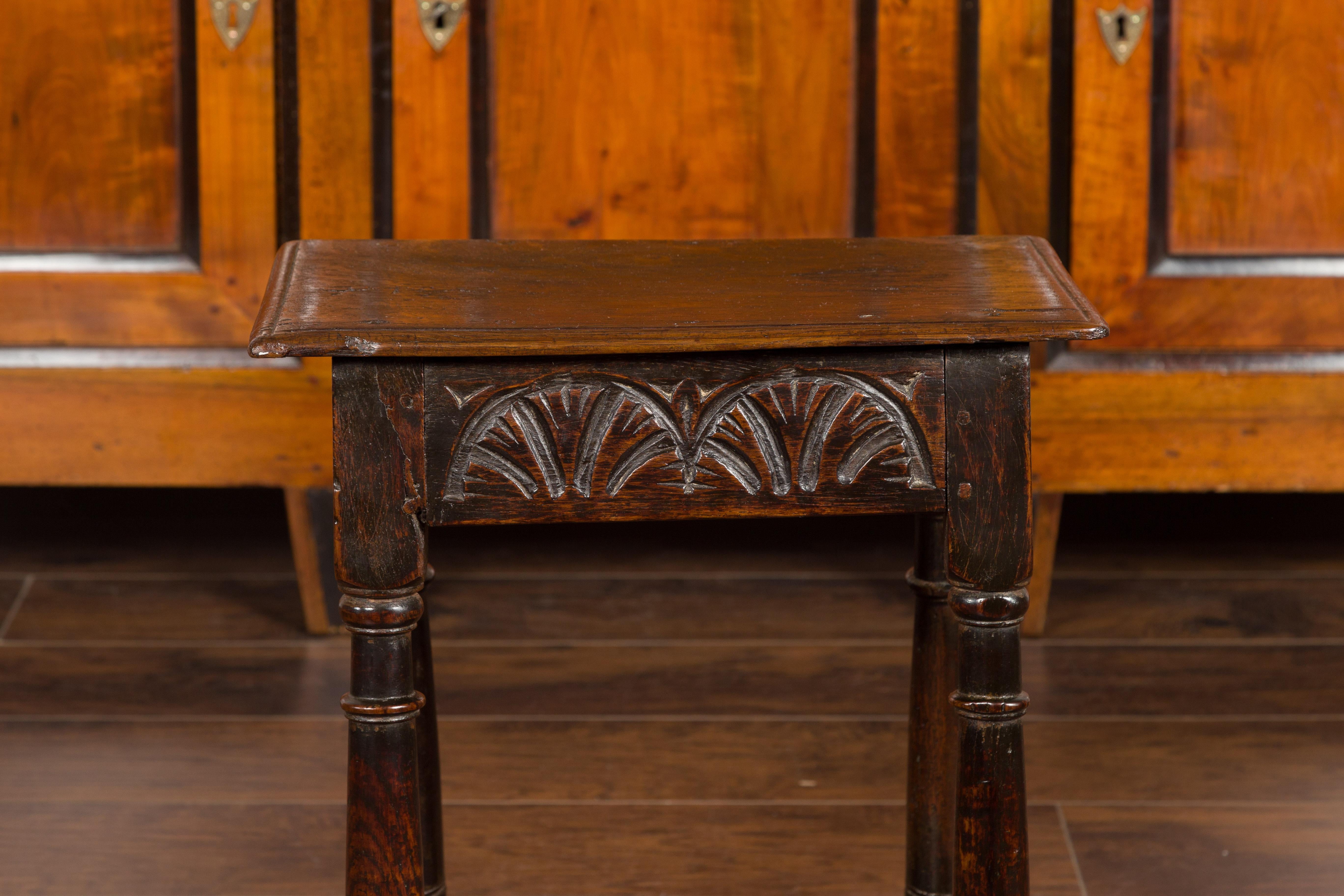 Tabouret joint en chêne anglais des années 1880 avec tablier sculpté et pieds évasés tournés Bon état - En vente à Atlanta, GA