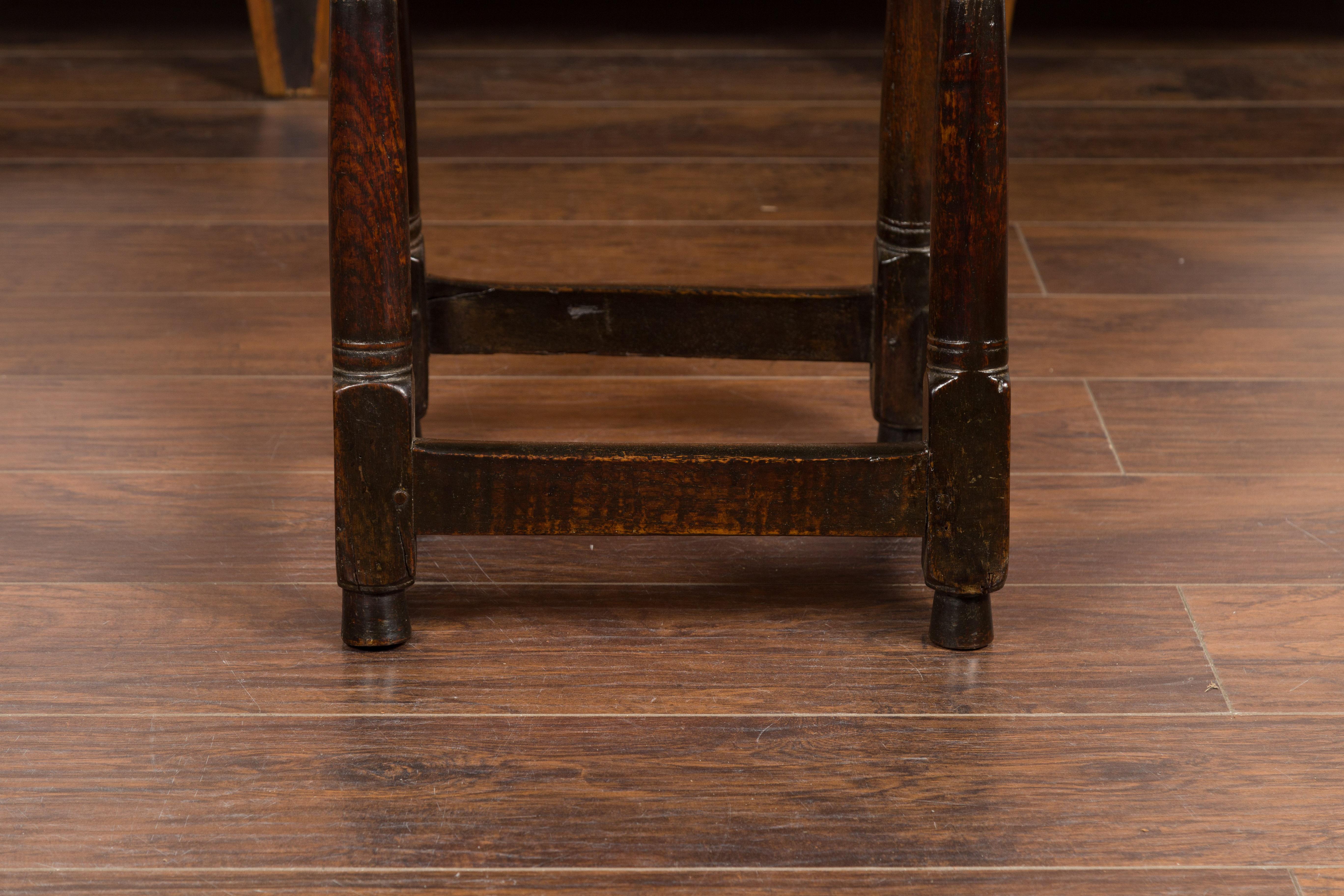 XIXe siècle Tabouret joint en chêne anglais des années 1880 avec tablier sculpté et pieds évasés tournés en vente