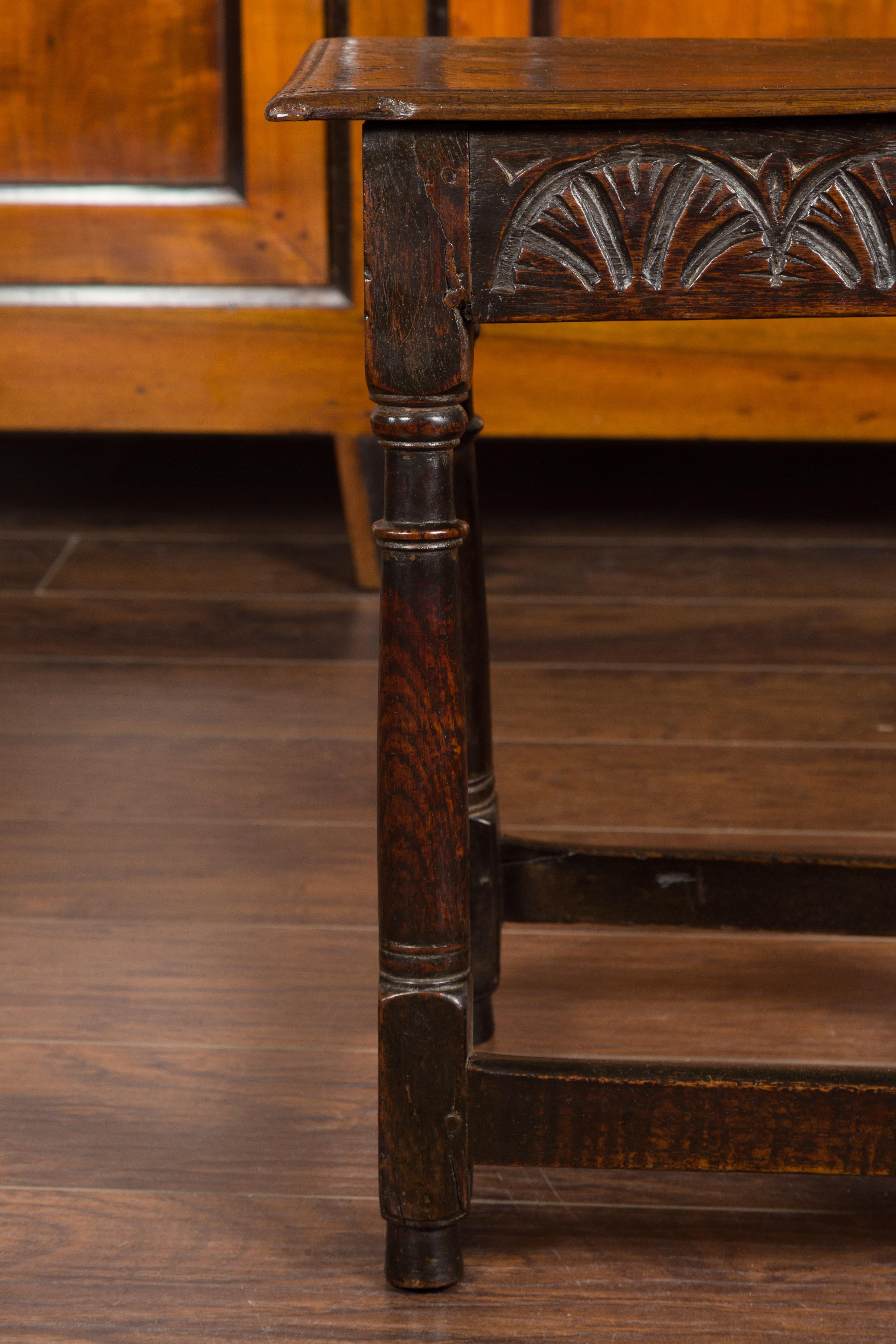 Tabouret joint en chêne anglais des années 1880 avec tablier sculpté et pieds évasés tournés en vente 1