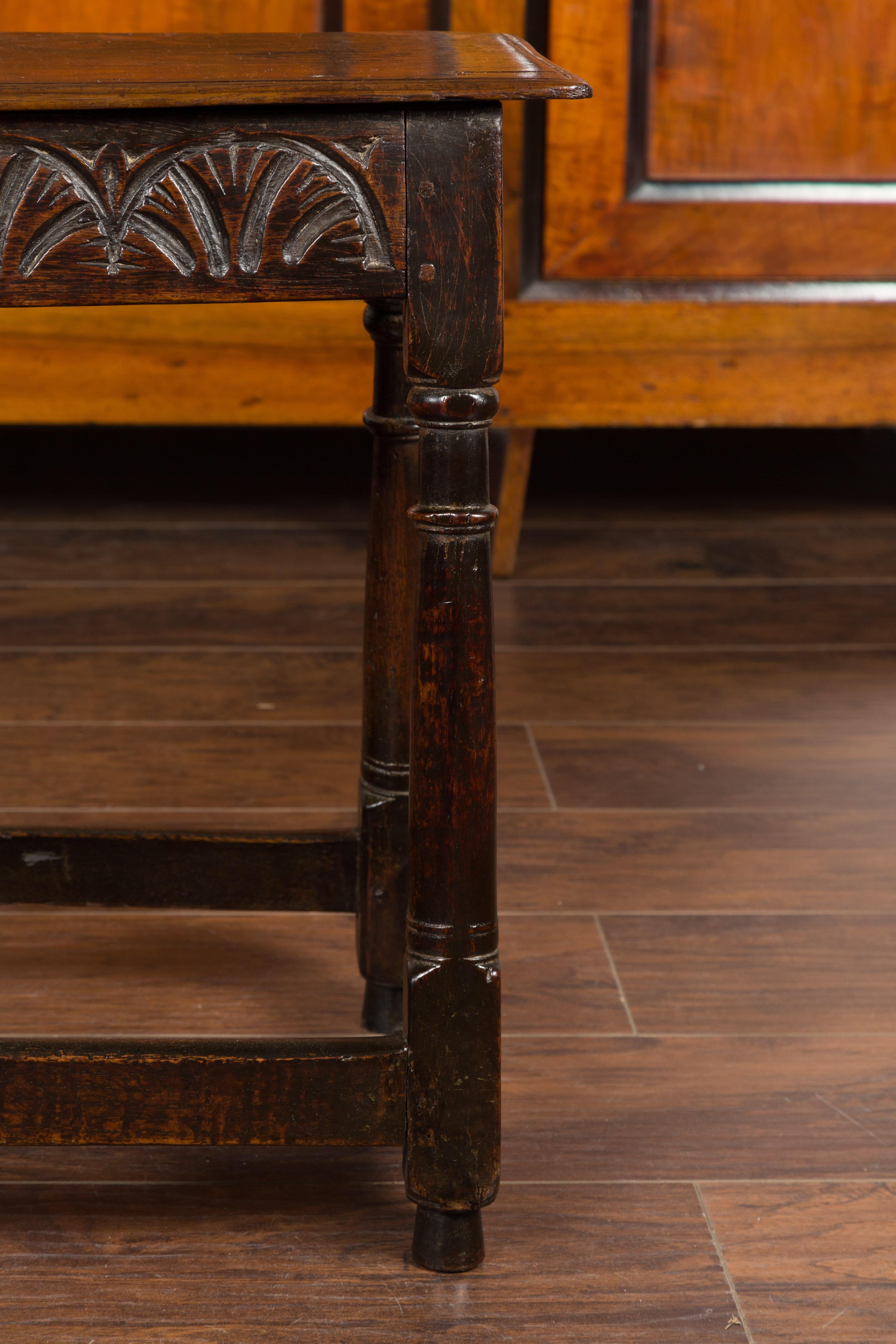 Tabouret joint en chêne anglais des années 1880 avec tablier sculpté et pieds évasés tournés en vente 2