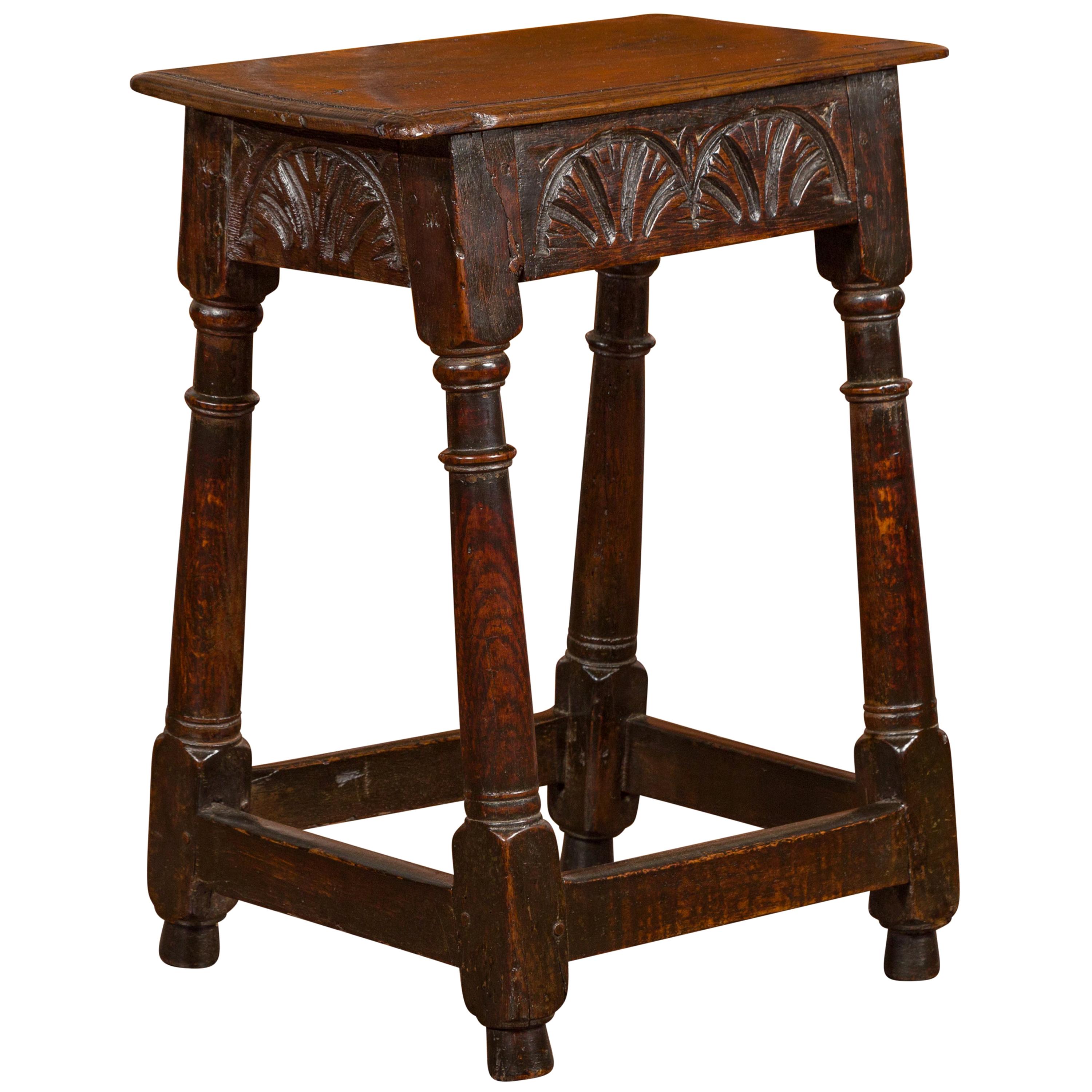 Tabouret joint en chêne anglais des années 1880 avec tablier sculpté et pieds évasés tournés en vente